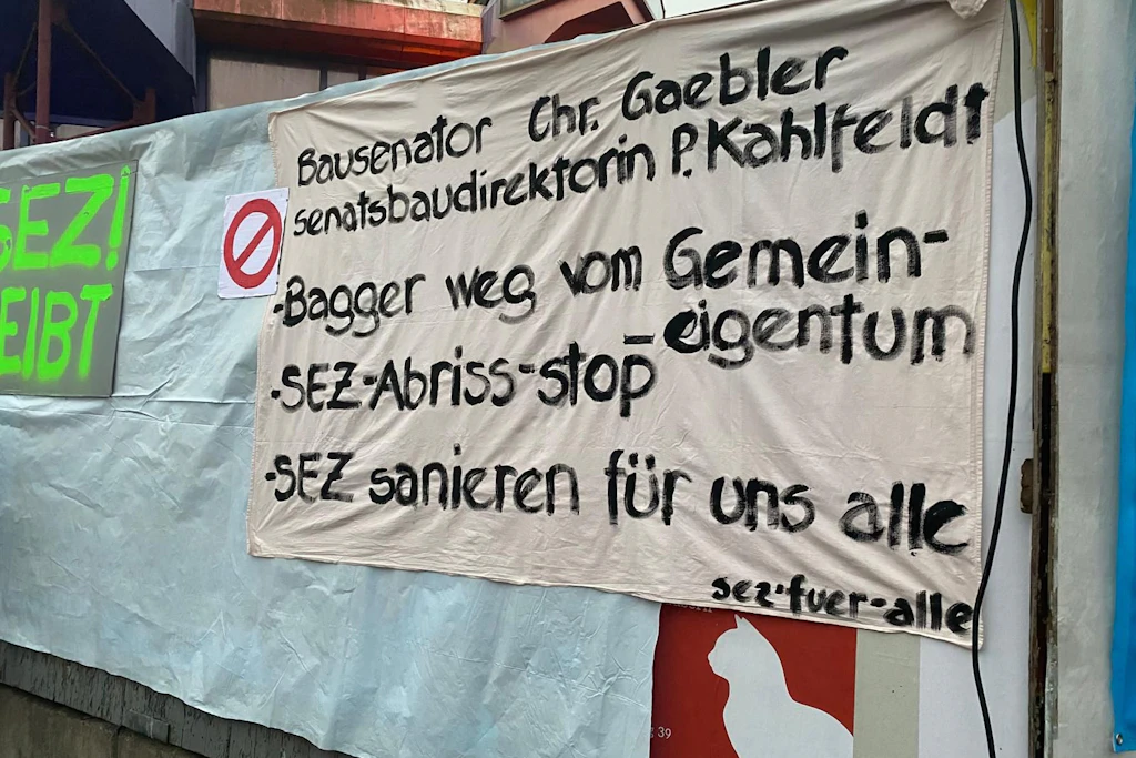 Auf Plakaten forderten die Demonstranten den Abriss-Stop beim SEZ. 