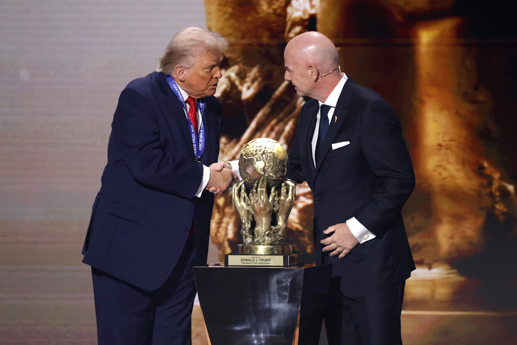 Donald Trump (l.) freut sich mit FIFA-Boss Gianni Infantino über seinen Preis