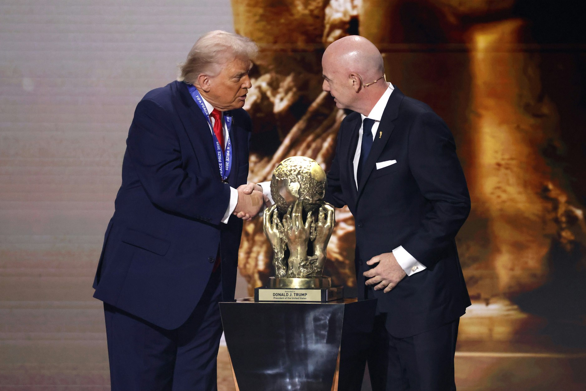 Donald Trump (l.) scherzt vor der Auslosung mit FIFA-Boss Gianni Infantino
