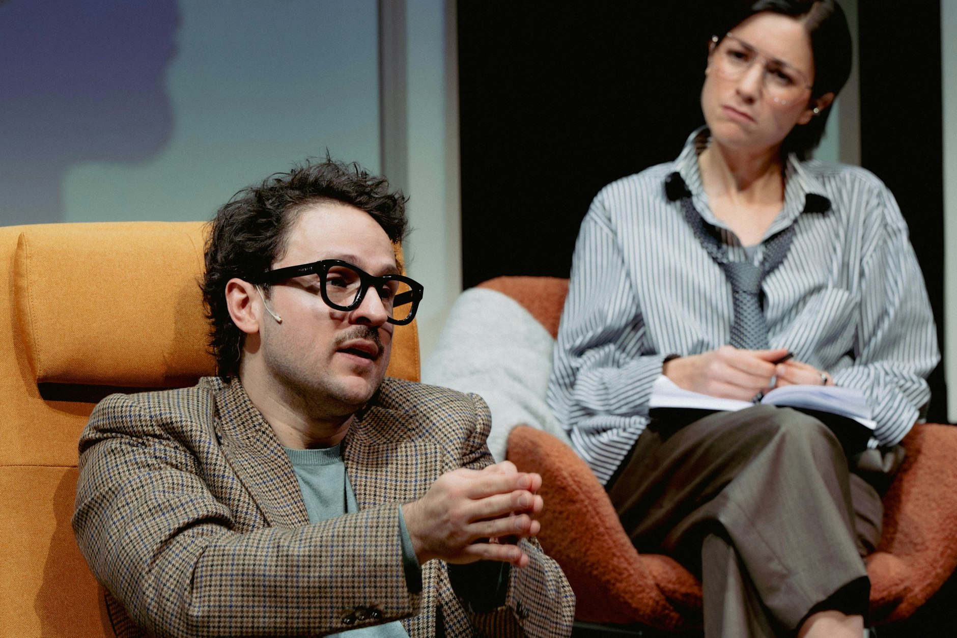 Dimitrij Schaad als Jona bei seiner Analytikern (Eva Meckbach) in „Sabotage“