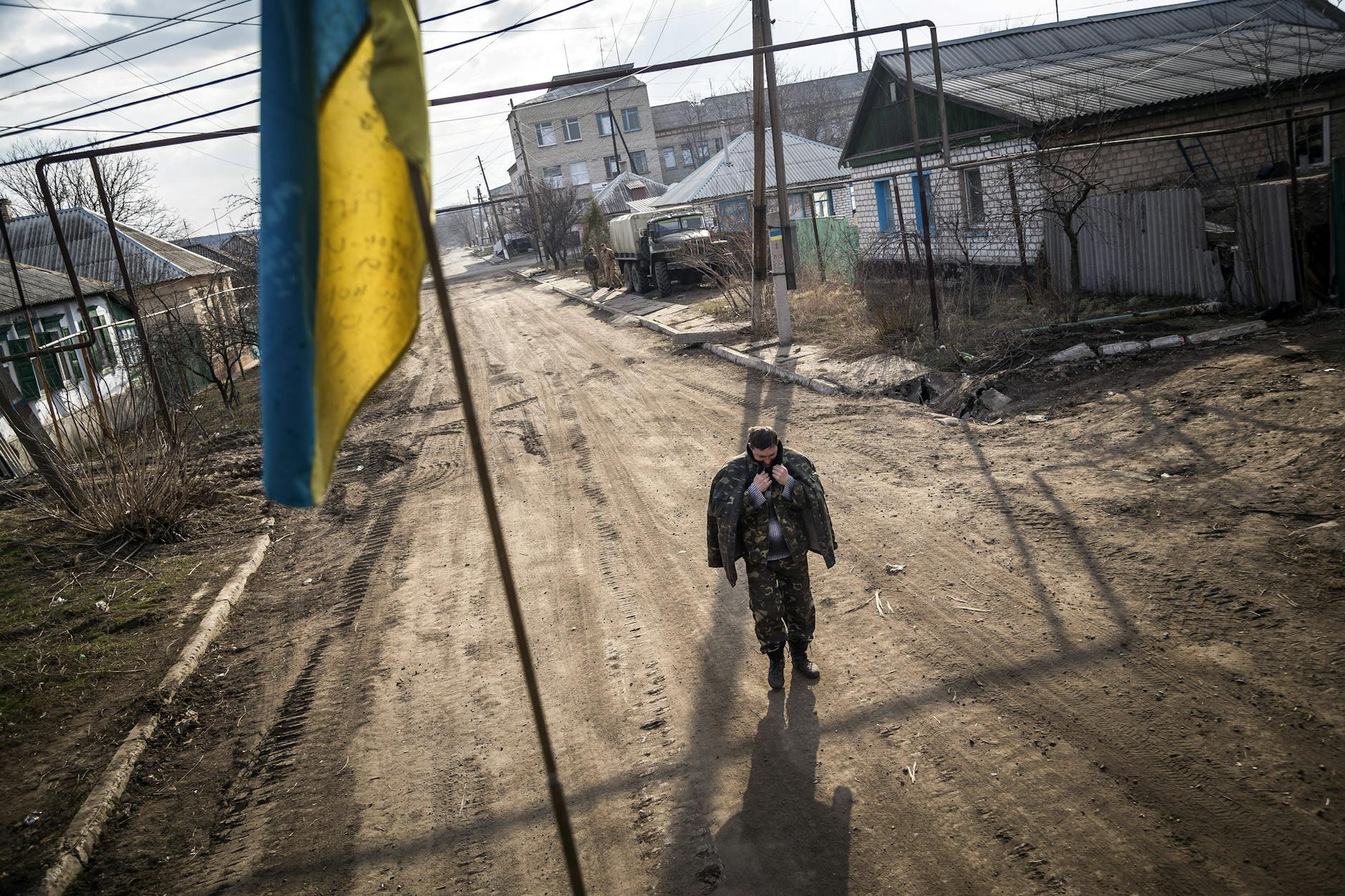 Ukrainischer Soldat im Frontlinien-Dorf Stanitsa Luhanskaja