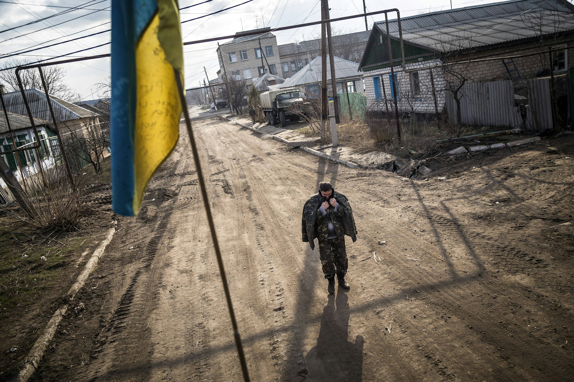 Ukrainischer Soldat im Frontlinien-Dorf Stanitsa Luhanskaja