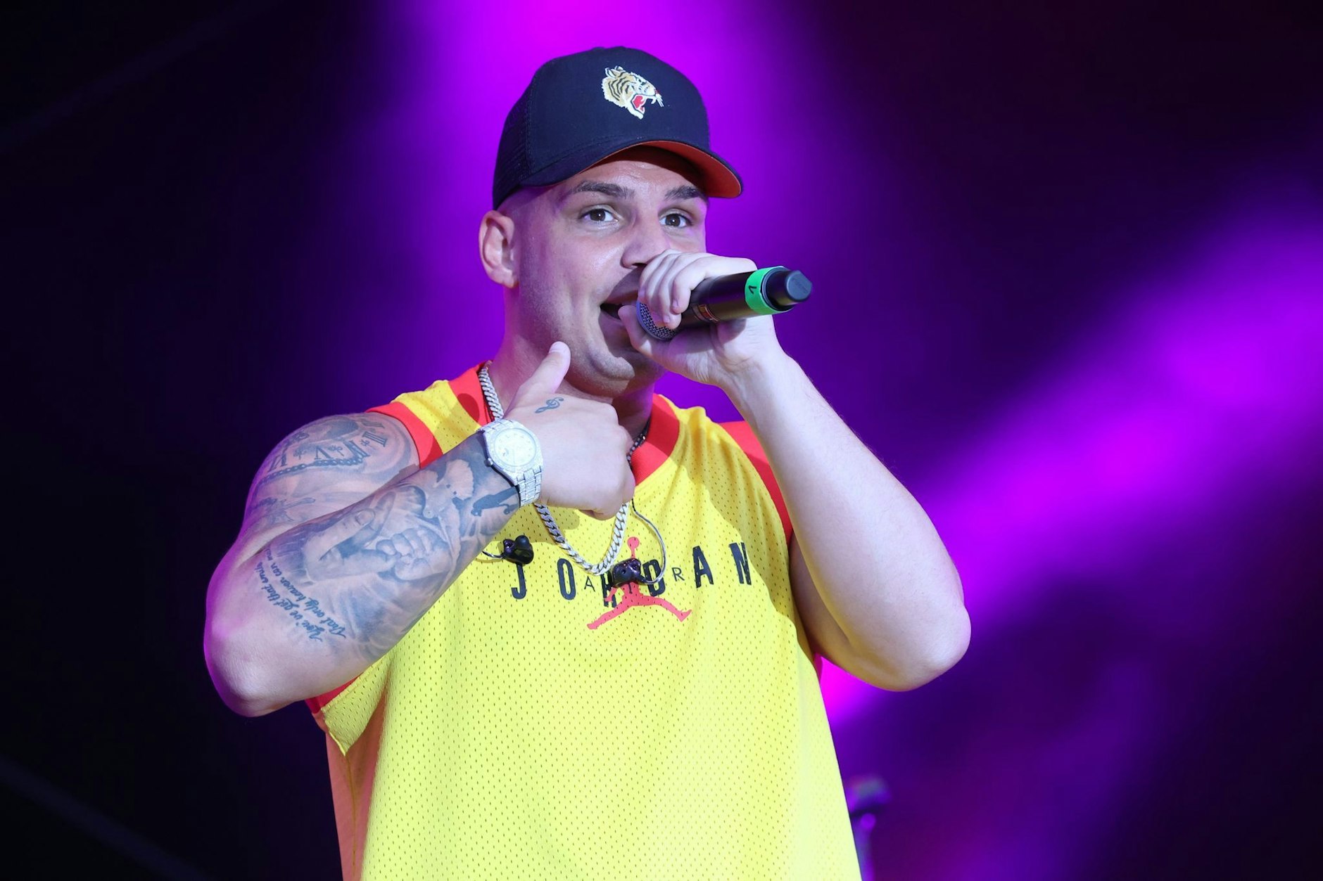 Einst gewann er Deutschland suchtden Superstar, jetzt steckt Sänger Pietro Lombardi im Ravioli bei „Masked Singer“.