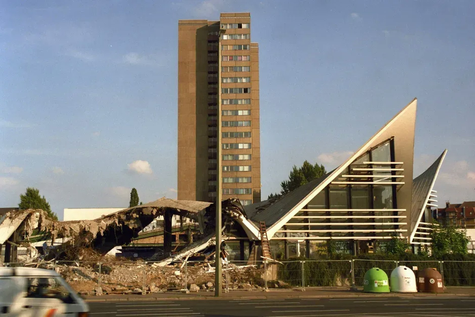 Das legendäre Ahornblatt in Berlin-Mitte: Ende 2000 wurde das DDR-Gebäude abgerissen.