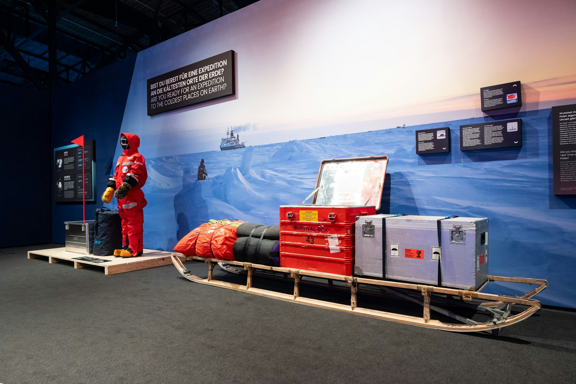 Expeditionsschlitten und Polaranzug. In der Arena wird es bis April frostig.