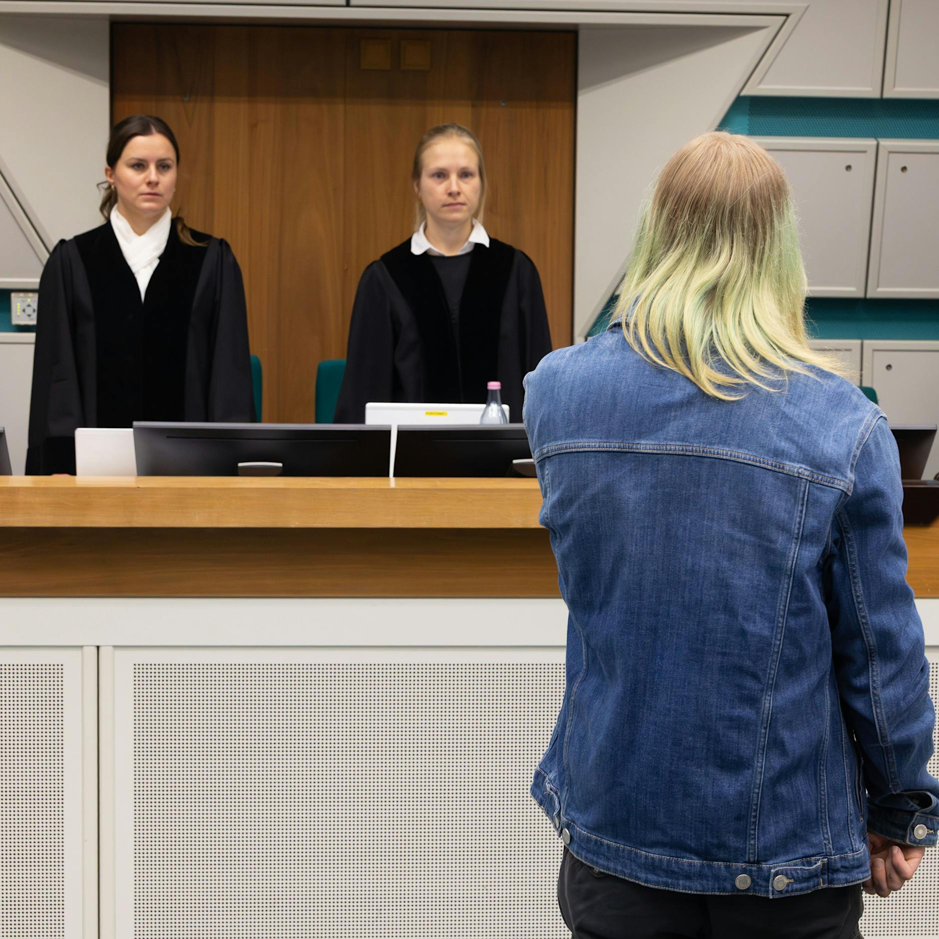 Grusel-Prozess in Berlin: Teenager gefoltert – Täter ritzen „V“ in seine Haut