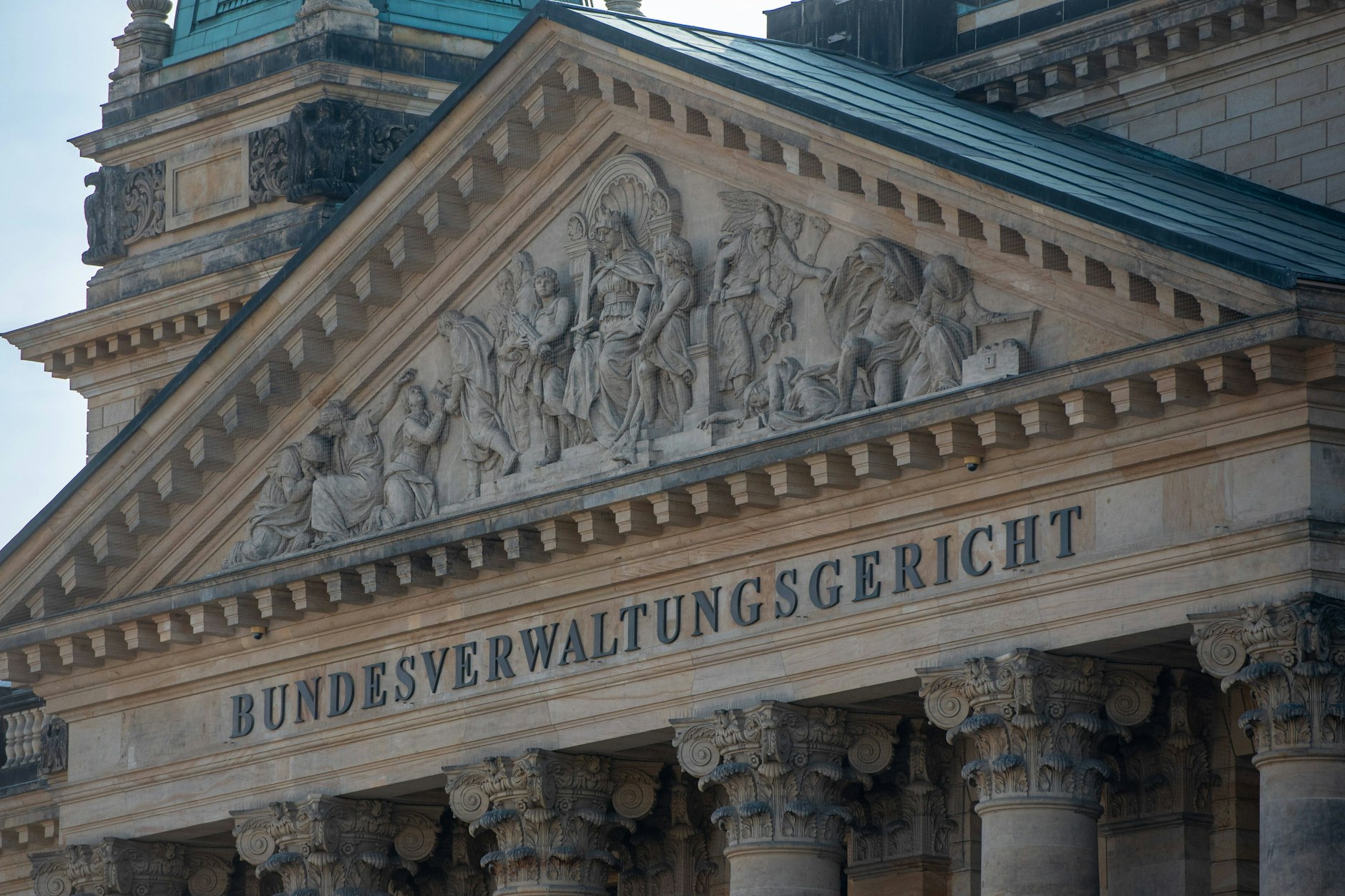 2 Kilometer Dienstreise: Beamtin fordert Essensgeld – und bekommt Recht!