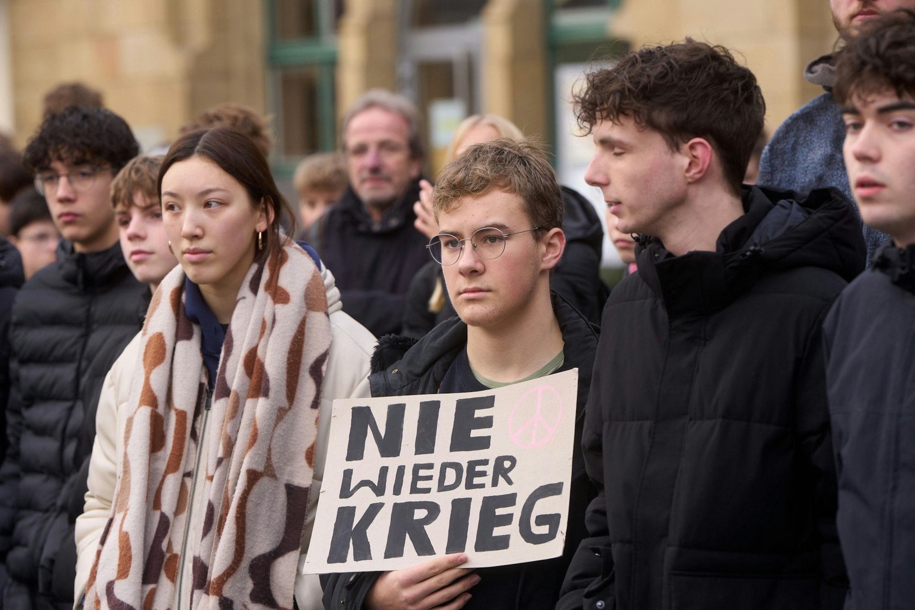 Bundesweit demonstrieren heute Schüler gegen die Einführung der Wehrpflicht. Diese Schüler gingen in Koblenz auf die Straße. 