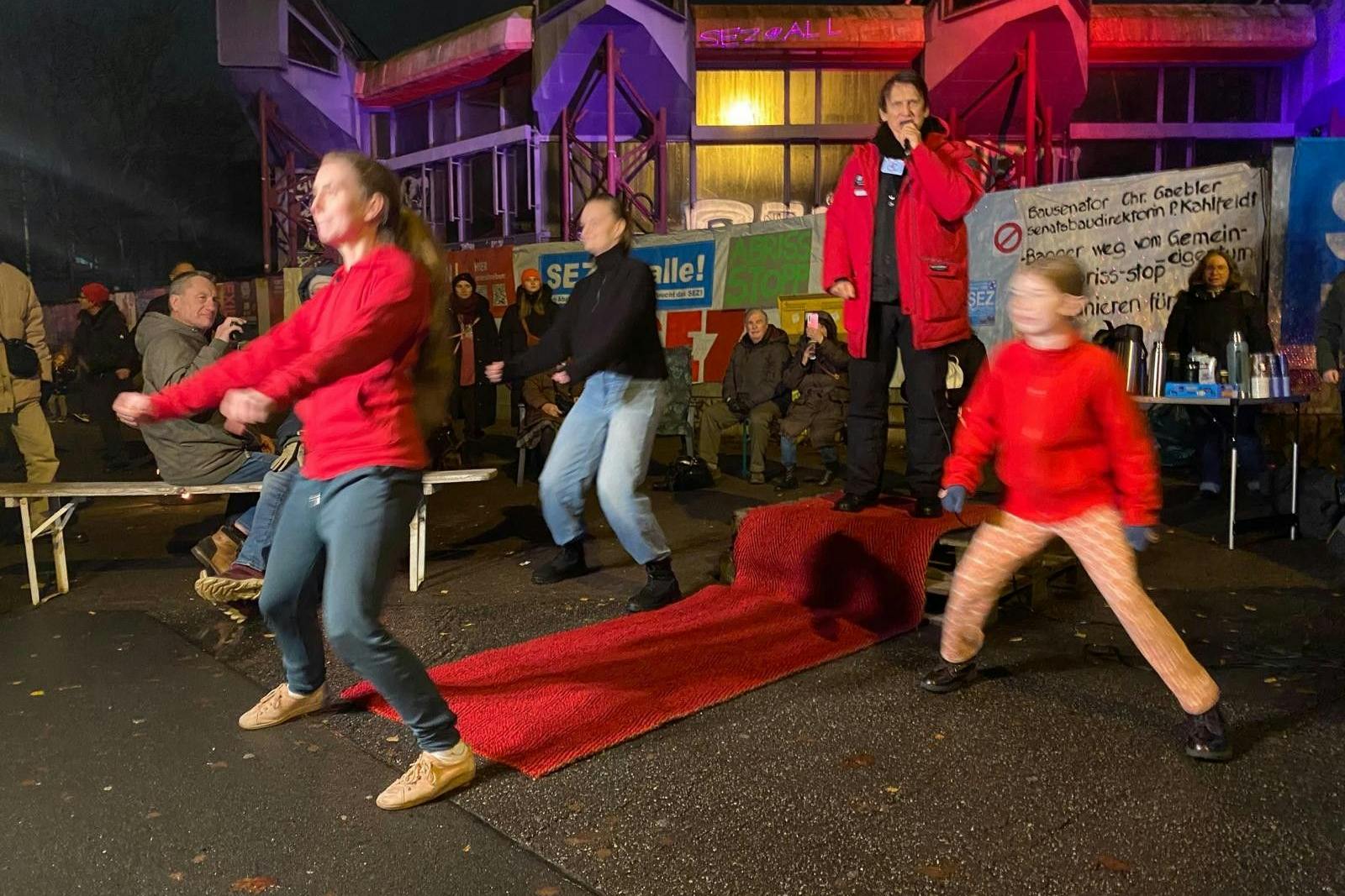 „Medizin nach Noten“: Karl Heinz Wendorff lässt bei der SEZ-Demo am 5. Dezember die Fitness-Show aus der DDR aufleben.