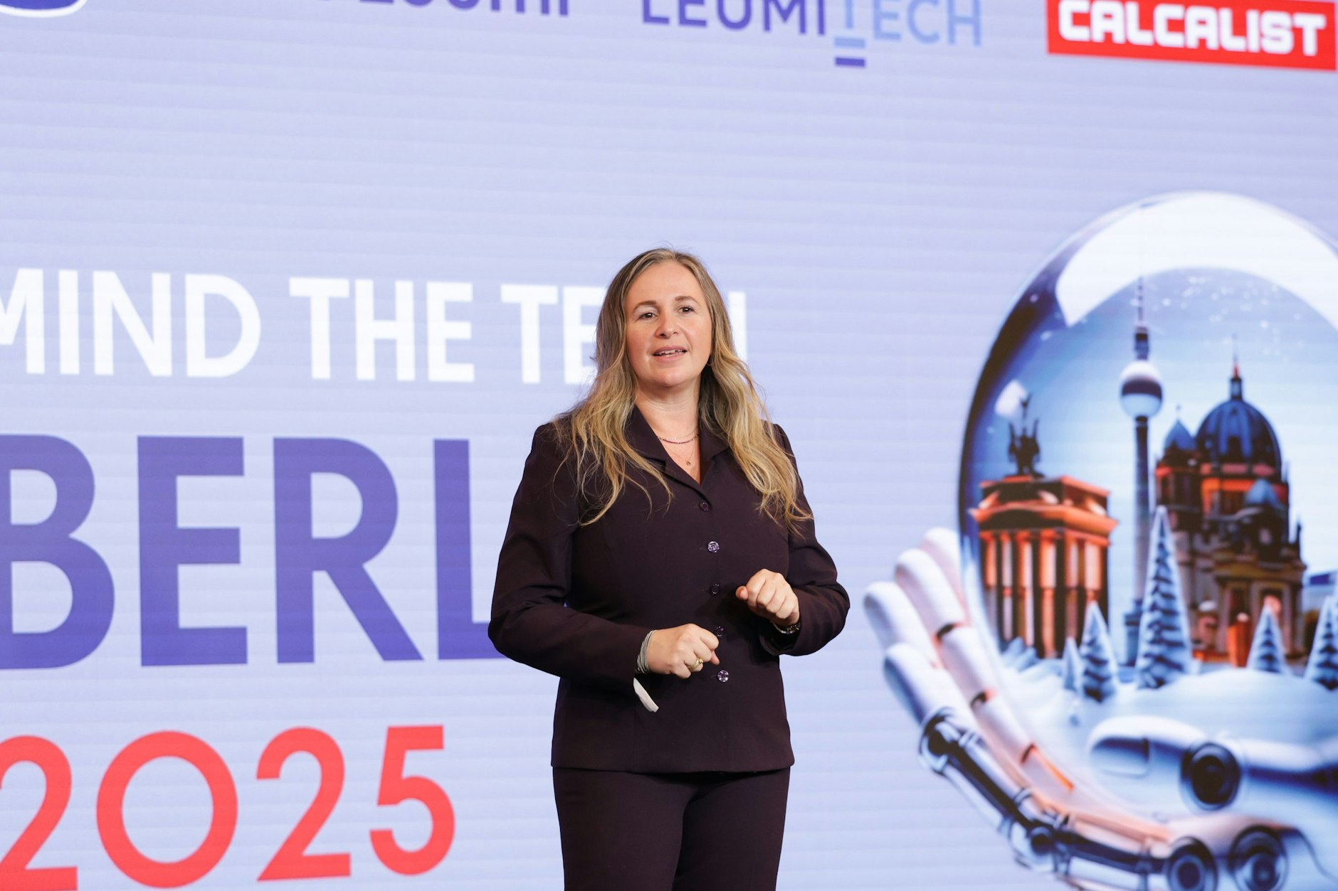 Noa Tamir auf dem Eröffnungspodium der „Mind the Tech“-Konferenz im Berliner Hotel Hilton