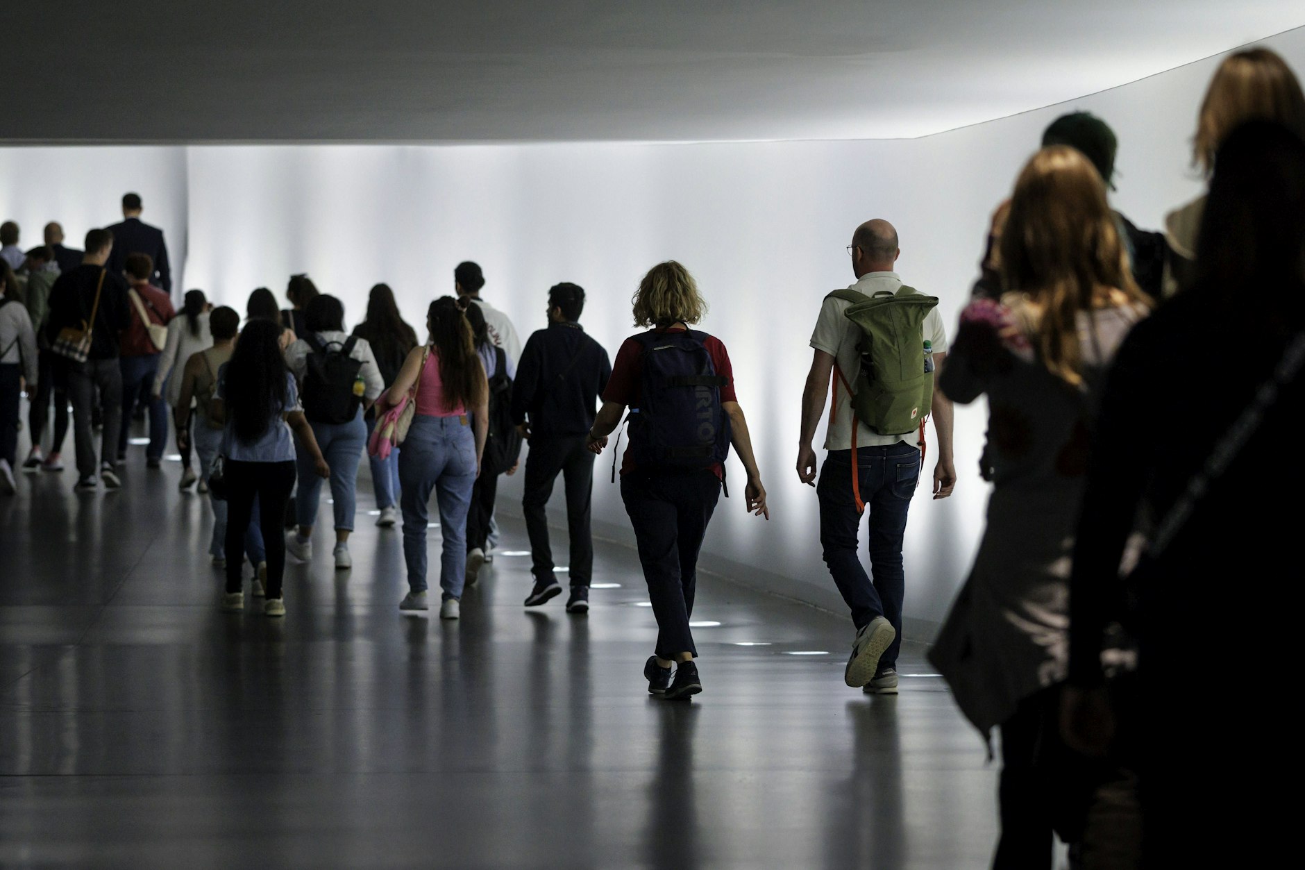 Besucher und Mitarbeiter des Reichstags, aufgenommen in einem unterirdischen Verbindungsgang.