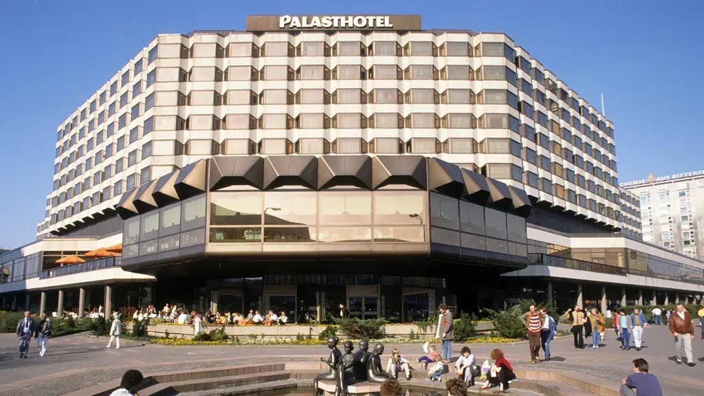 Das Palasthotel wurde sogar noch einmal renoviert, bevor es abgerissen wurde.