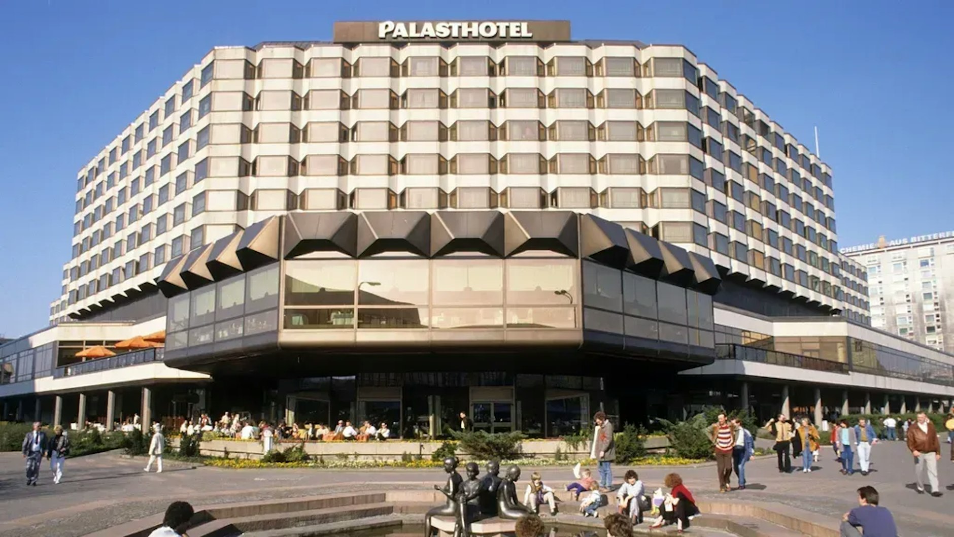 Das Palasthotel wurde sogar noch einmal renoviert, bevor es abgerissen wurde.