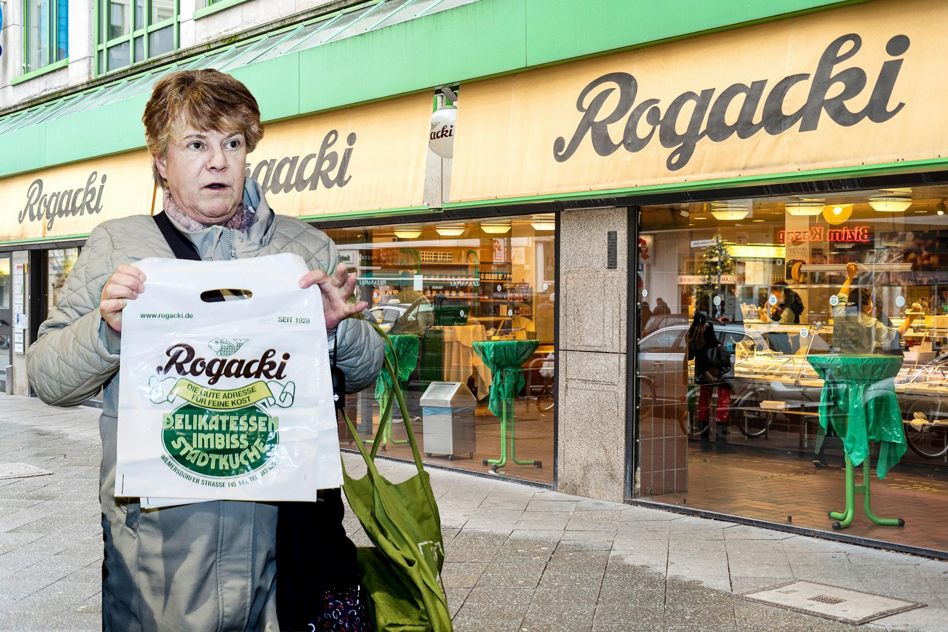 Bärbel Pross (64) aus Charlottenburg steht an der Wursttheke im Feinkostgeschäft Rogacki. Hier hat sie von 1980 bis 86 gearbeitet. 