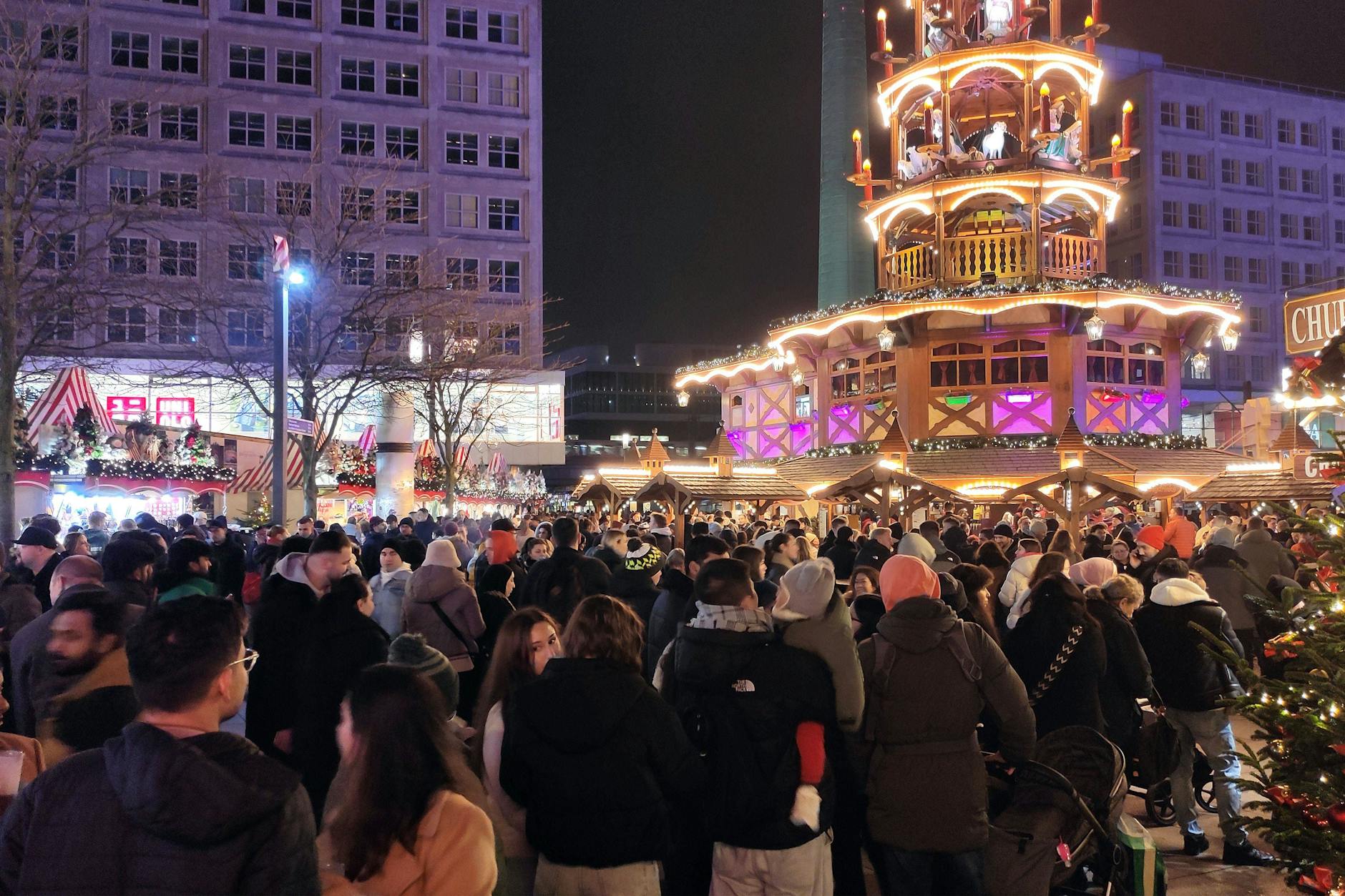 Wie hier am Alexanderplatz locken in Berlin mehr als 80 Weihnachtsmärkte die Besucher.
