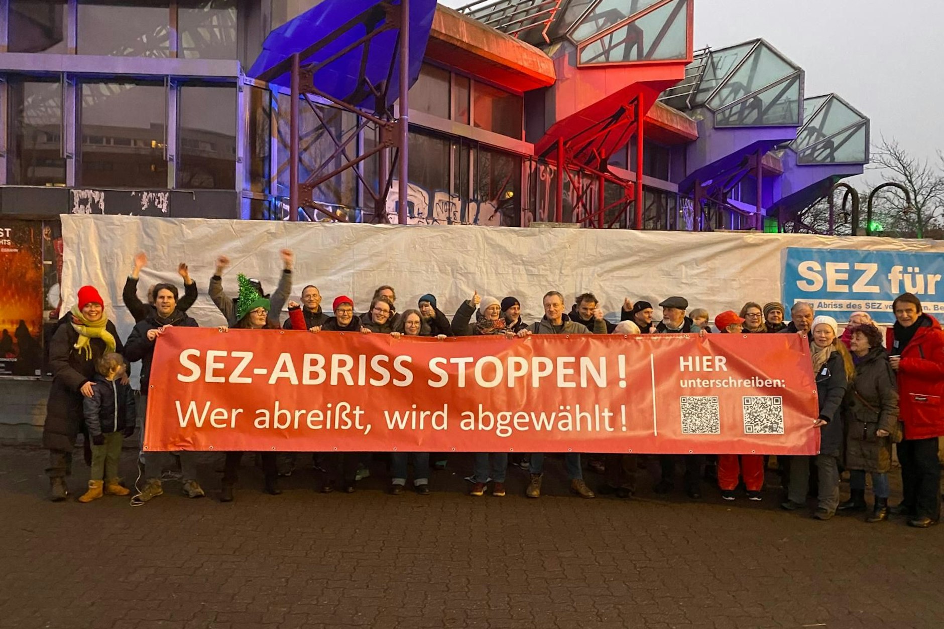 Protest am SEZ: Rund 200 Menschen demonstrierten am Abend gegen den Abriss des einstigen DDR-Spaßbades.
