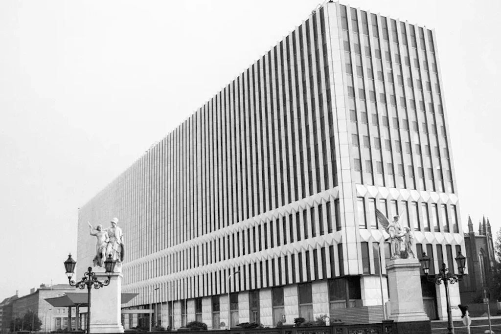 Nicht gerade eine Schönheit: das DDR-Außenministerium, das ebenfalls abgerissen wurde.