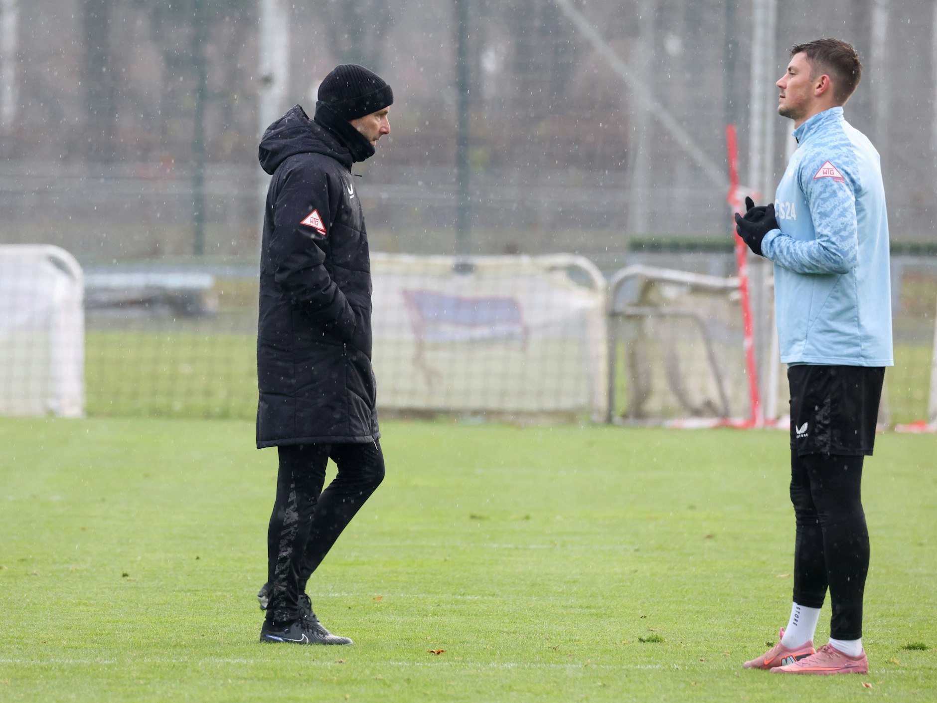 Hertha-Coach Stefan Leitl und Stürmer Kownacki beim Training. Der Pole hat keine Schmerzen mehr im Fuß.