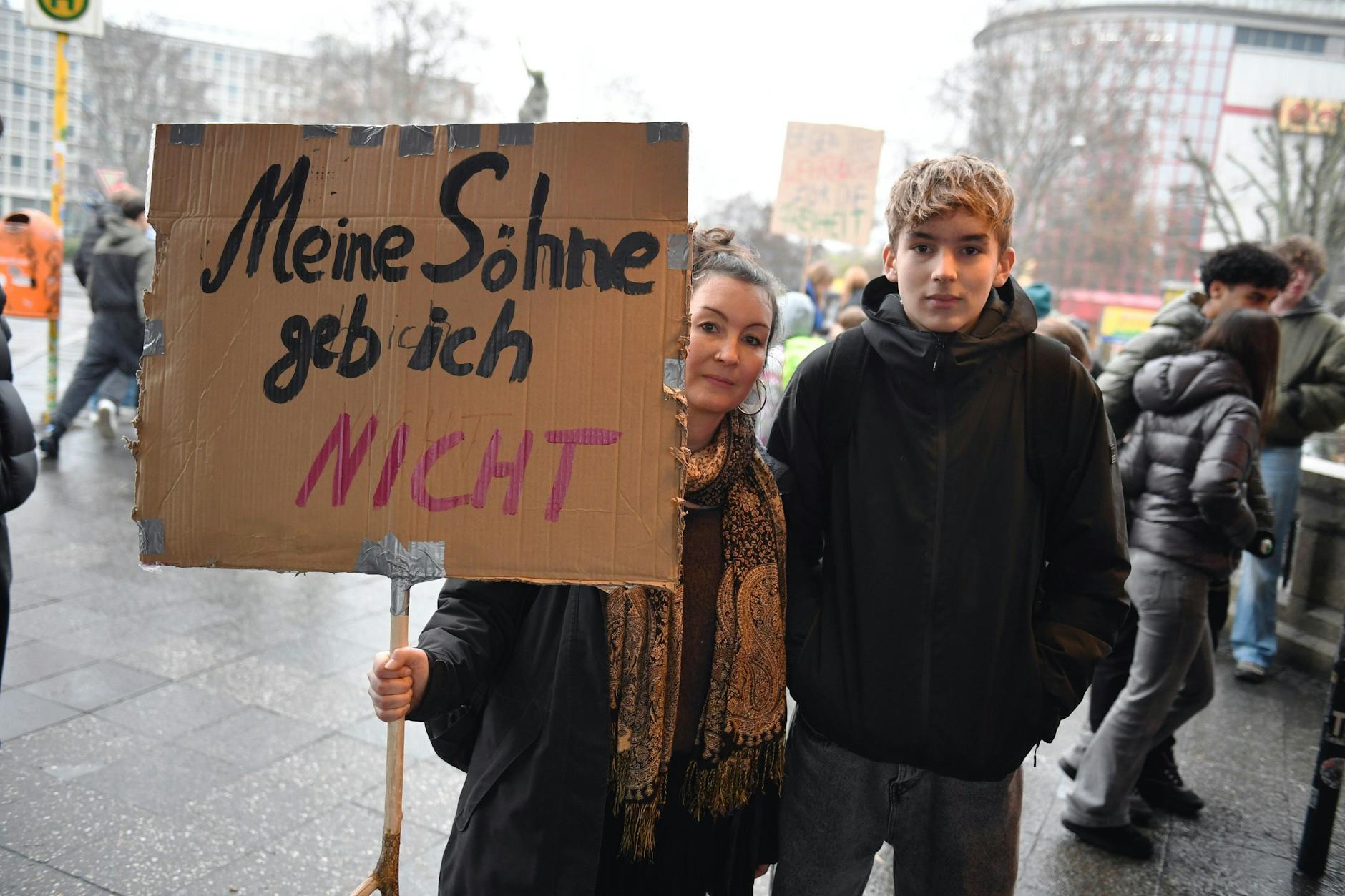 Nicht nur Schüler gehen beim Schulstreik auf die Straße: Diese Mutter protestierte in Berlin mit ihrem Sohn.
