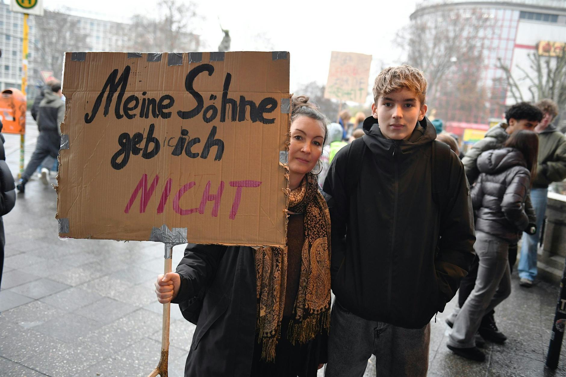 Berliner Schüler gehen gegen die Wehrpflicht auf die Straße