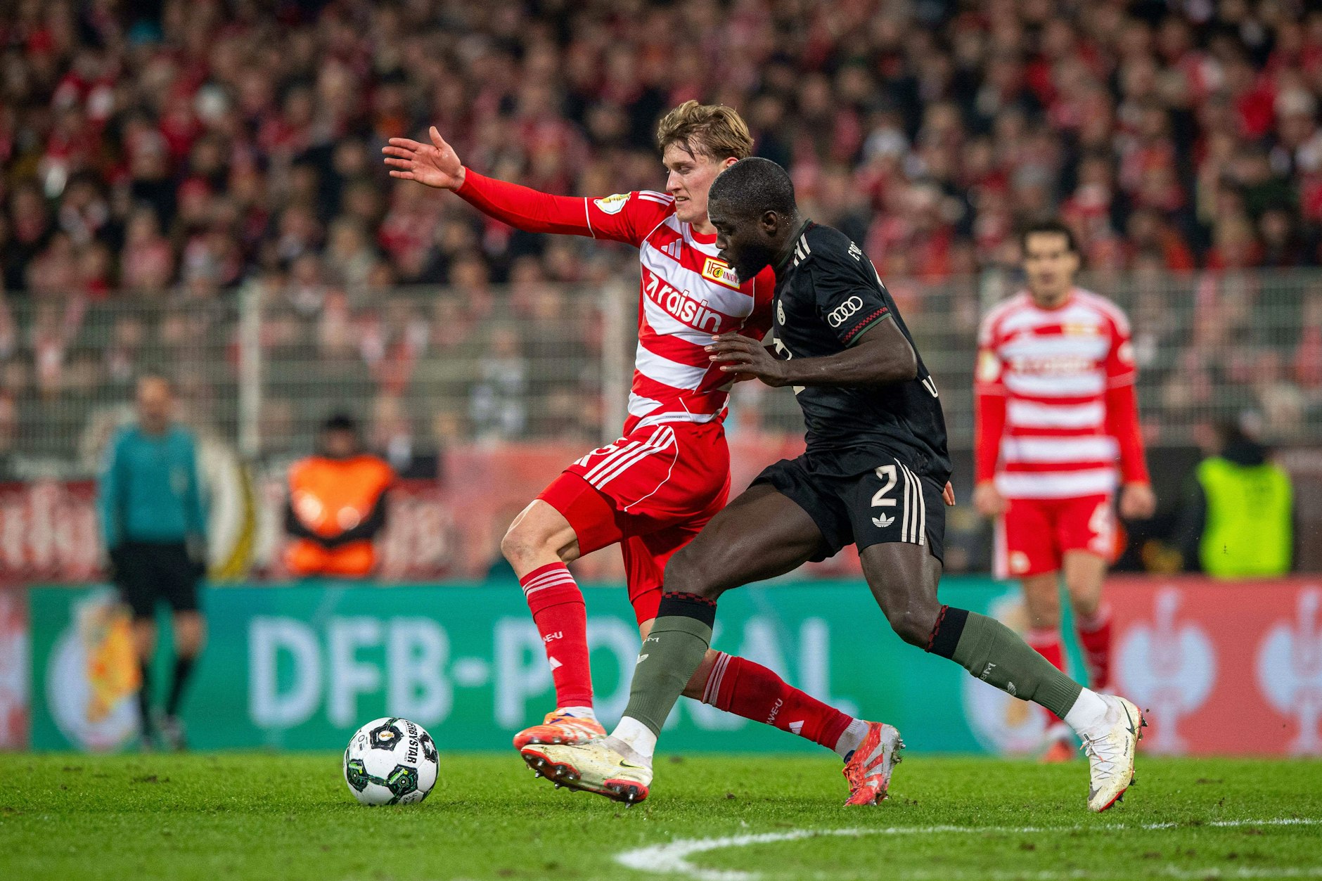 Aljoscha Kemlein (l.) im Duell gegen Bayerns Dayot Upamecano. Die Eisernen hatten den Rekordmeister am Rande einer Verlängerung.