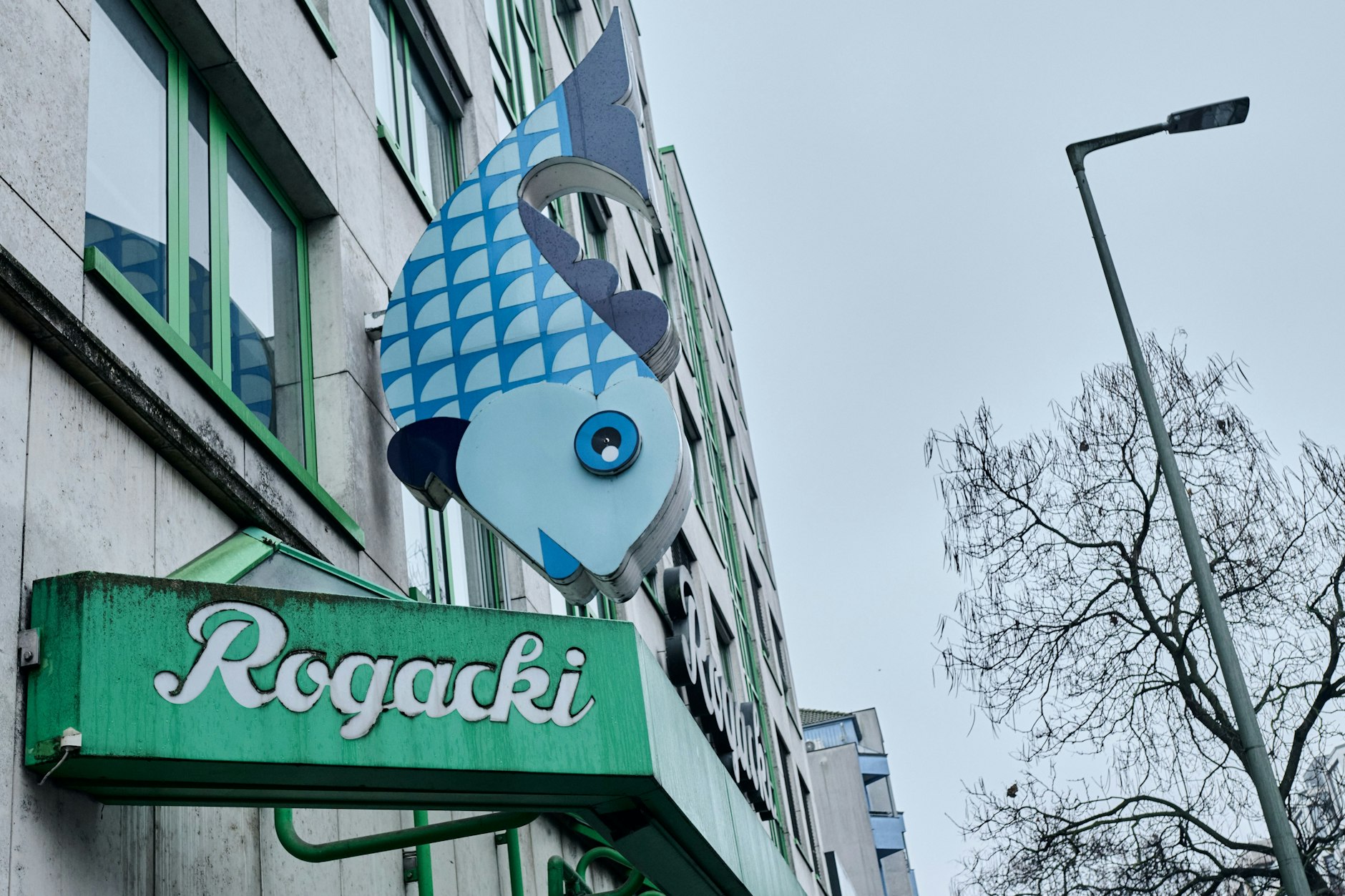 Rogacki-Geschäft in Charlottenburg: Früher pilgerten hier Feinschmecker hin, jetzt kommt nur noch das Inventar unter den Hammer.