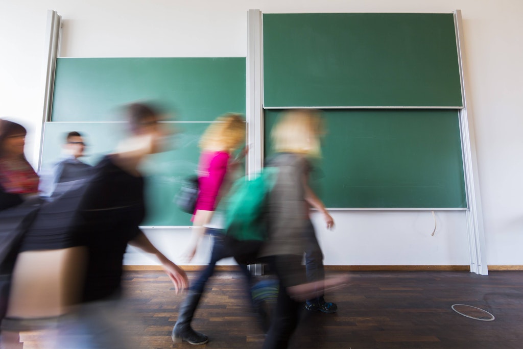 Berliner-Sch-ler-gehen-gegen-die-Wehrpflicht-auf-die-Stra-e