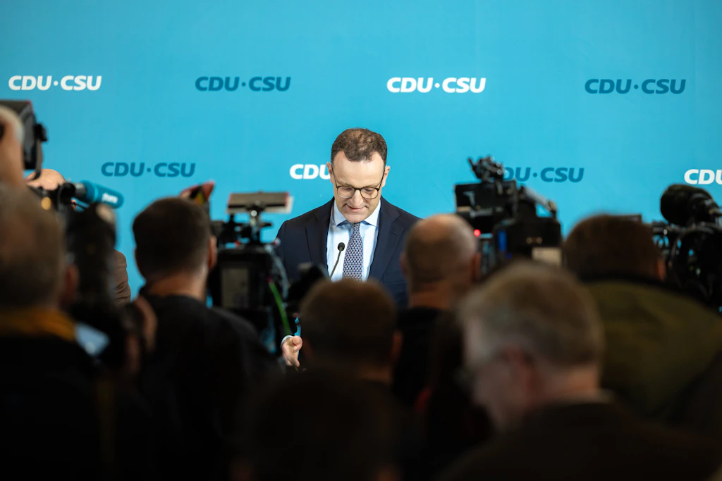 Jens Spahn vor Presse und Journalisten im Bundestag