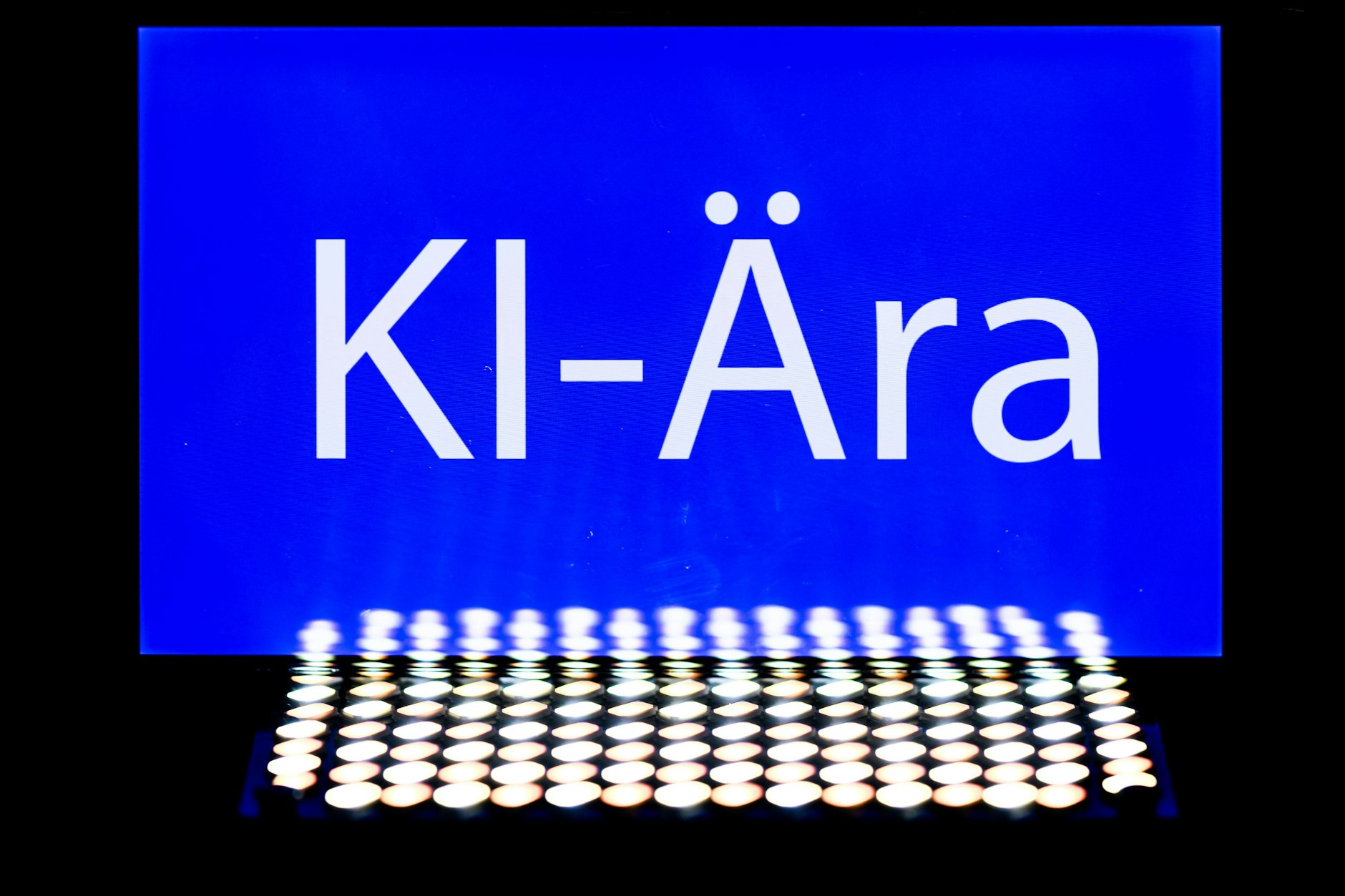 Das Wort des Jahres ist „KI-Ära“, wie die Gesellschaft für deutsche Sprache (GfdS) bekannt gegeben hat. 