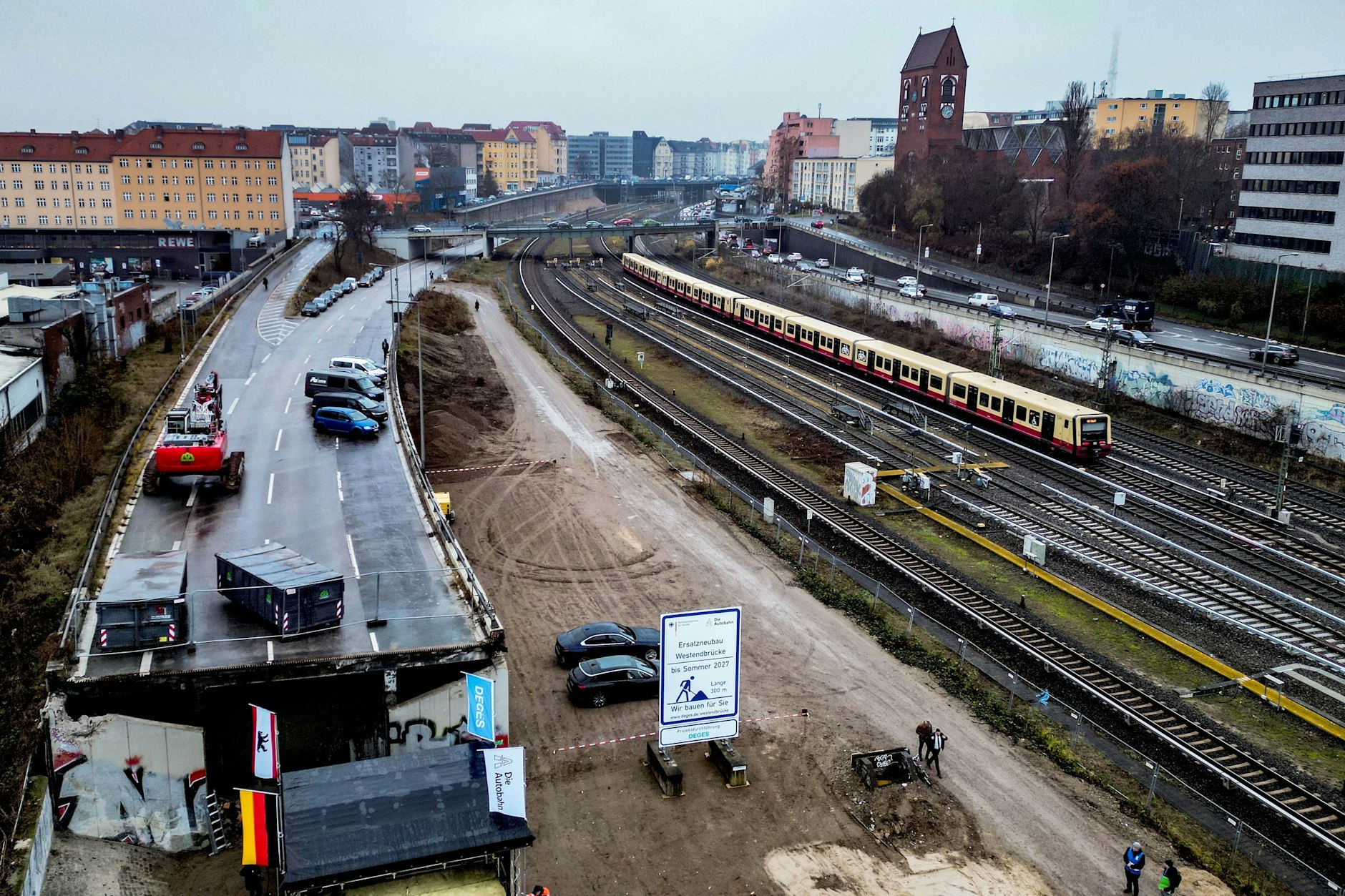 Blick auf die Baustelle an der A100 in Charlottenburg: links ein Rampenrest der Westendbrücke. Daneben die Ringbahn sowie der andere Teil der Autobahn.