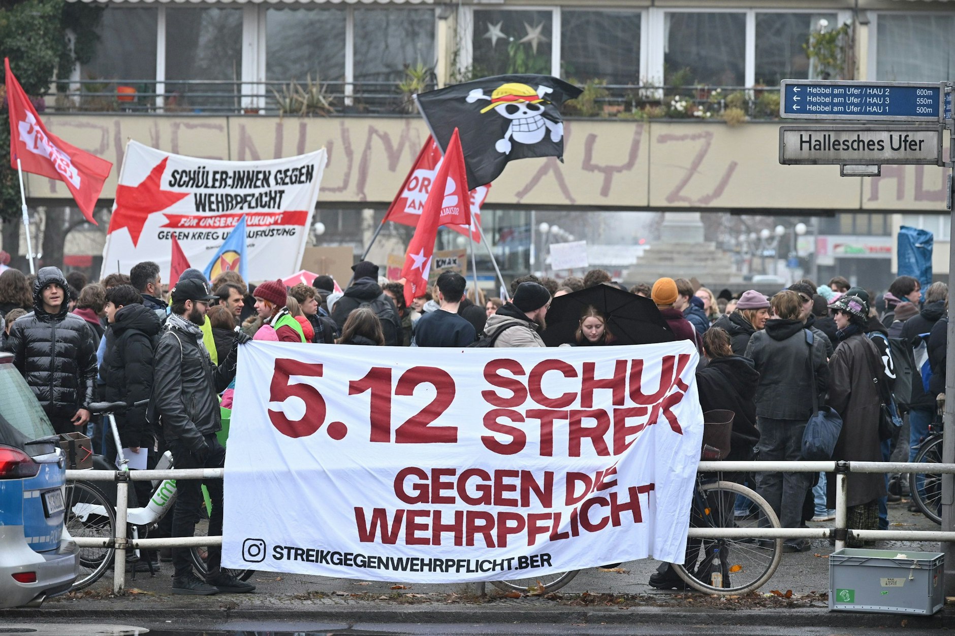 Treffpunkt Hallesches Tor: Schüler gehen auch in Berlin gegen das neue Wehrdienst-Gesetz auf die Straße. Der Bundestag hatte am Freitag ein Gesetz zu einem neuen Wehrdienst beschlossen. Es sieht ab 2026 eine Musterungspflicht für junge Männer von 18 Jahren und das verpflichtende Ausfüllen eines Fragebogens vor. 