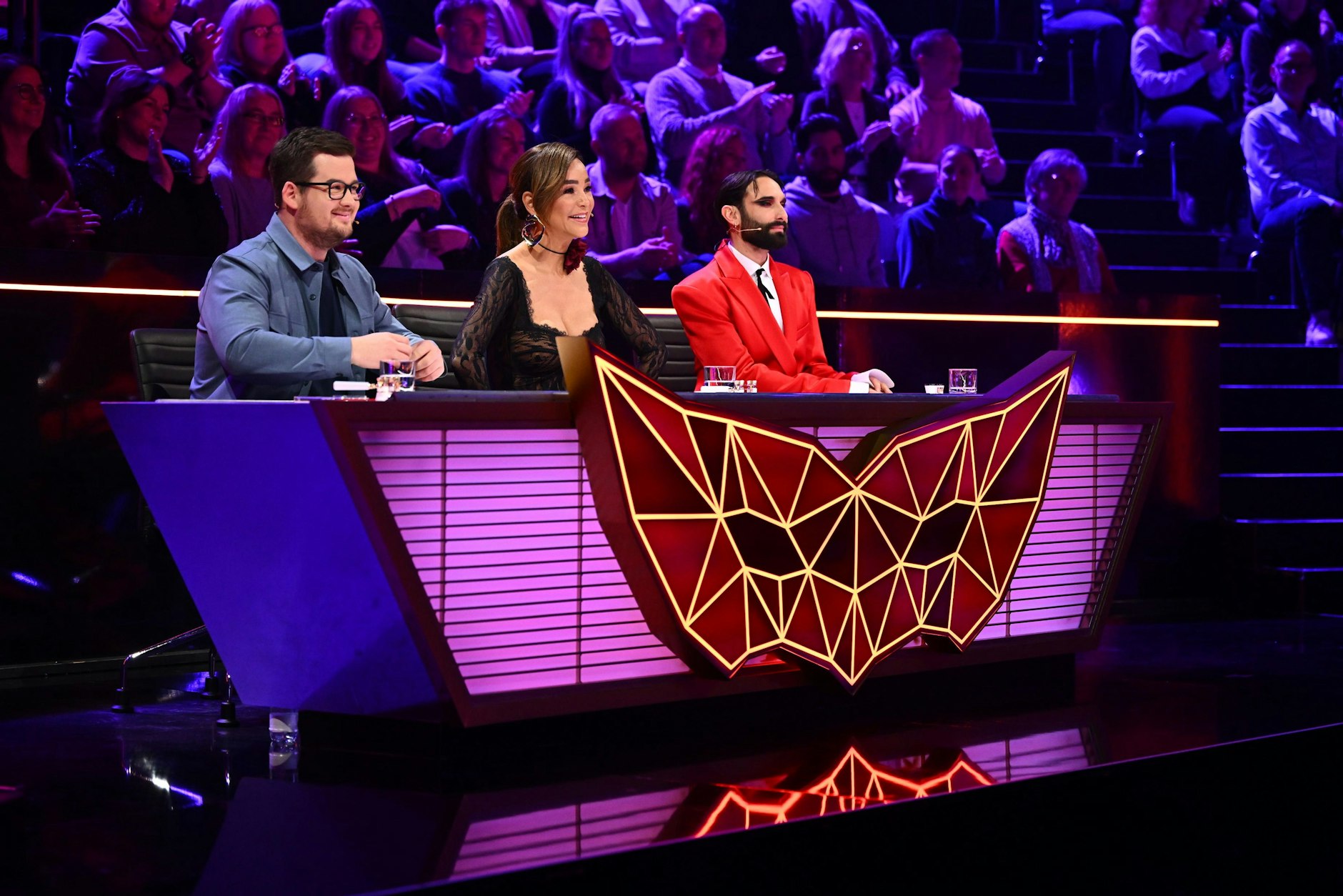 In der vergangenen Woche saßen Verona Pooth, Chris Tall und Conchita Wurst im Rateteam, diese Woche ist statt Conchita Wurst Álvaro Soler dabei.