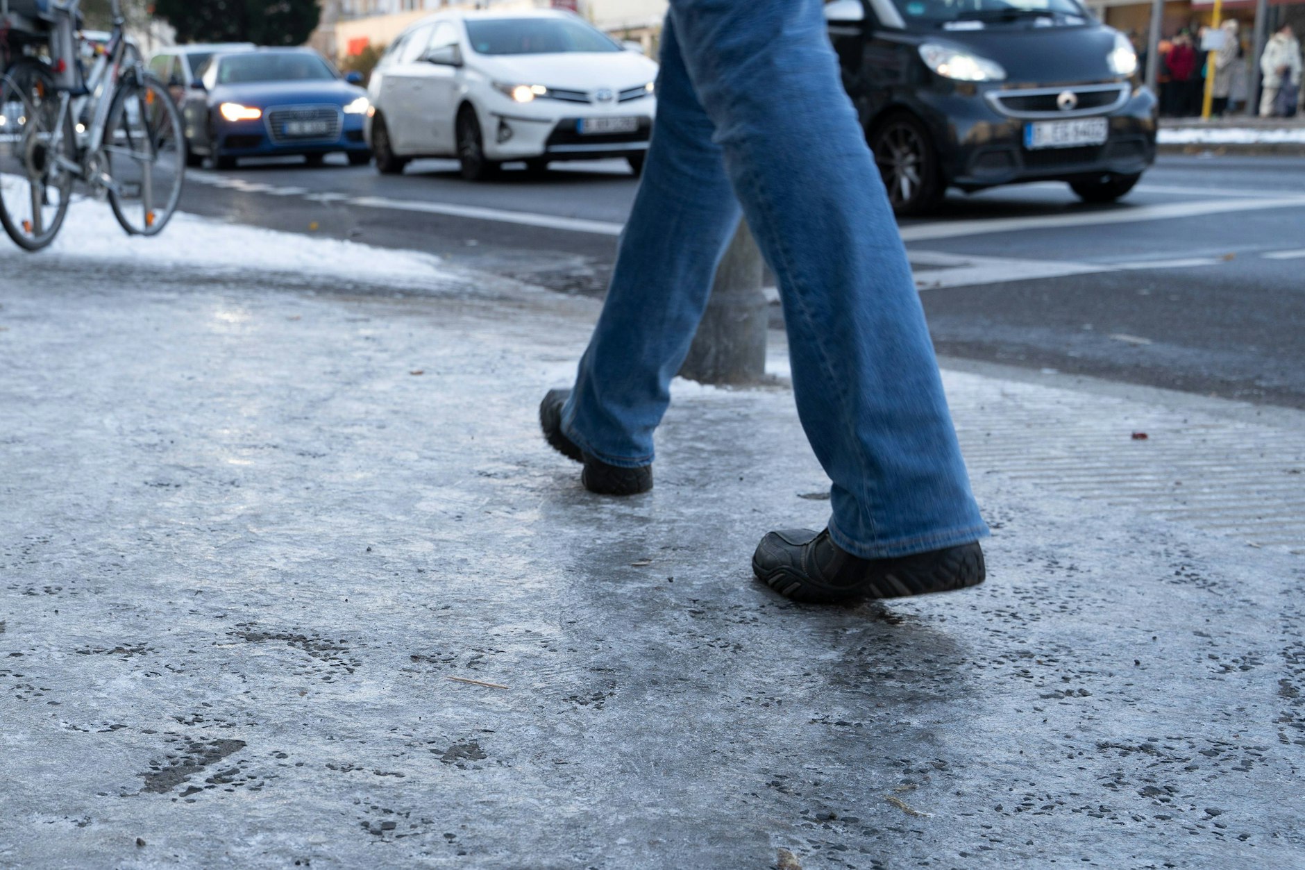 In der Nacht zum Samstag und am Wochenende kann es in Berlin rutschig werden - kalte Temperaturen und Nässe machen es möglich.
