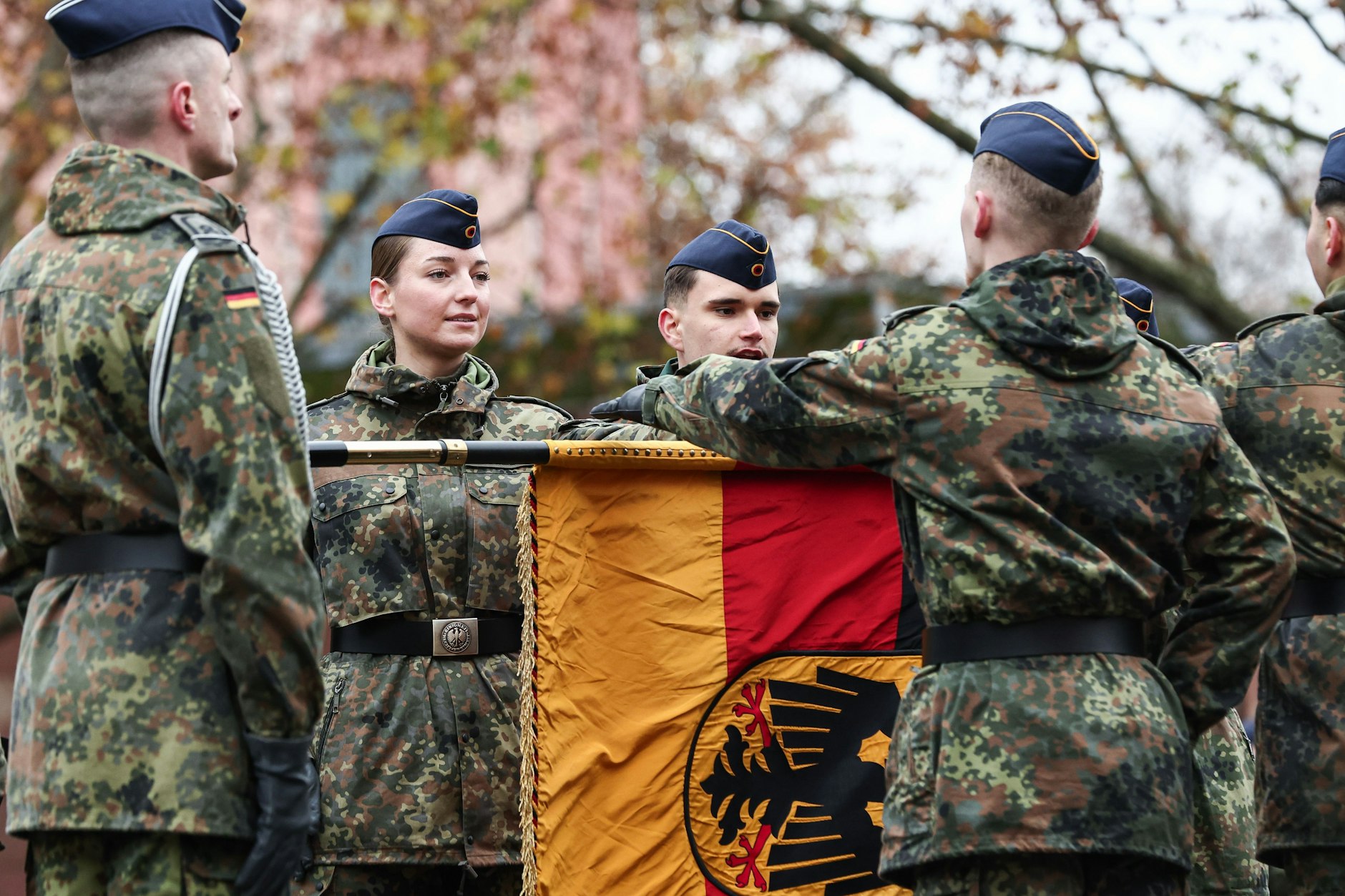Soldaten legen im November 2025 ihren Diensteid ab. Ab Anfang 2026 wird es eine eine flächendeckende Musterung junger Männer vom Geburtsjahrgang 2008 an geben. Das hat heute der Bundestag beschlossen.