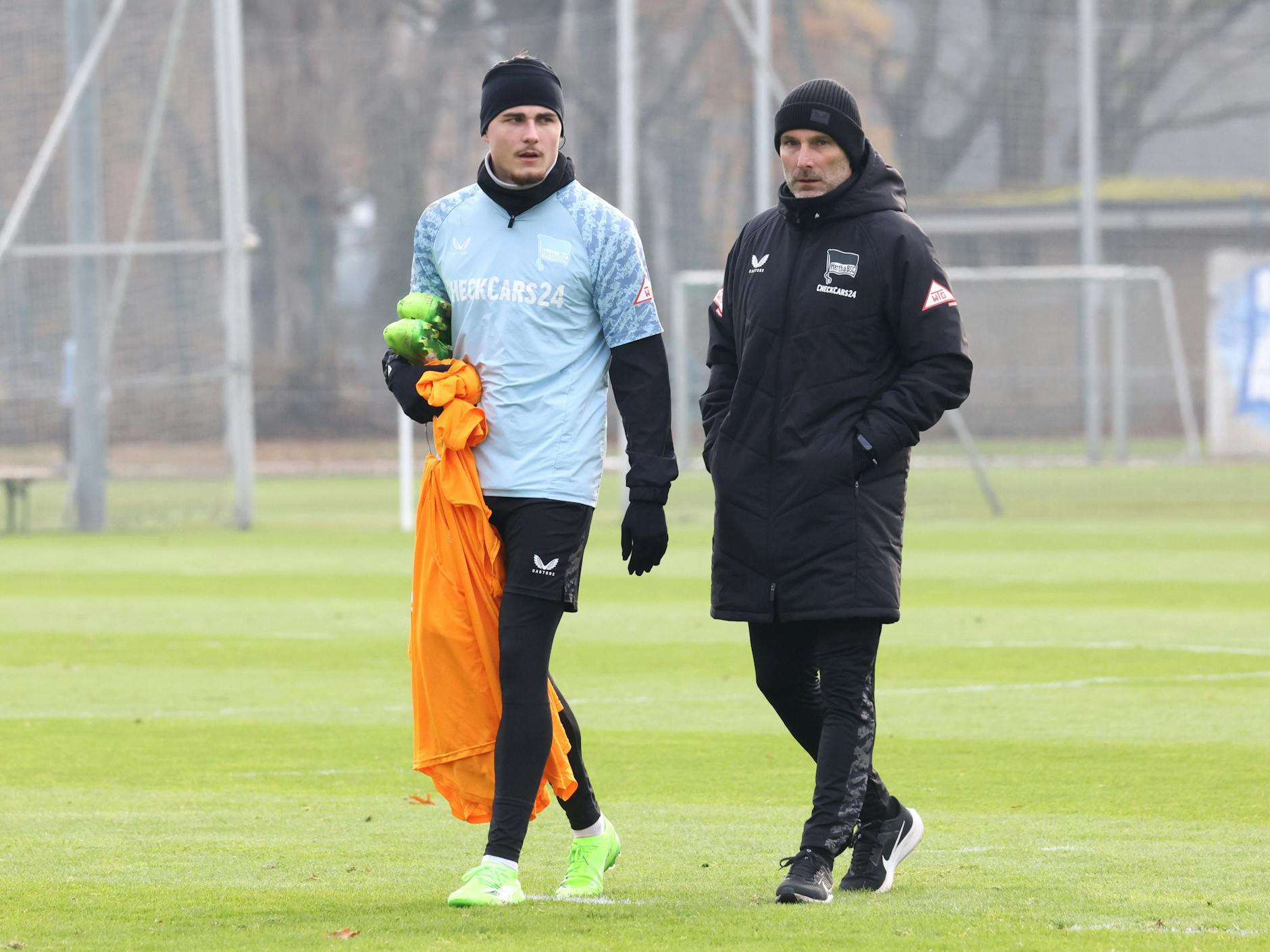 Hertha-Trainer Stefan Leitl im Gespräch mit Flügelflitzer Marten Winkler.