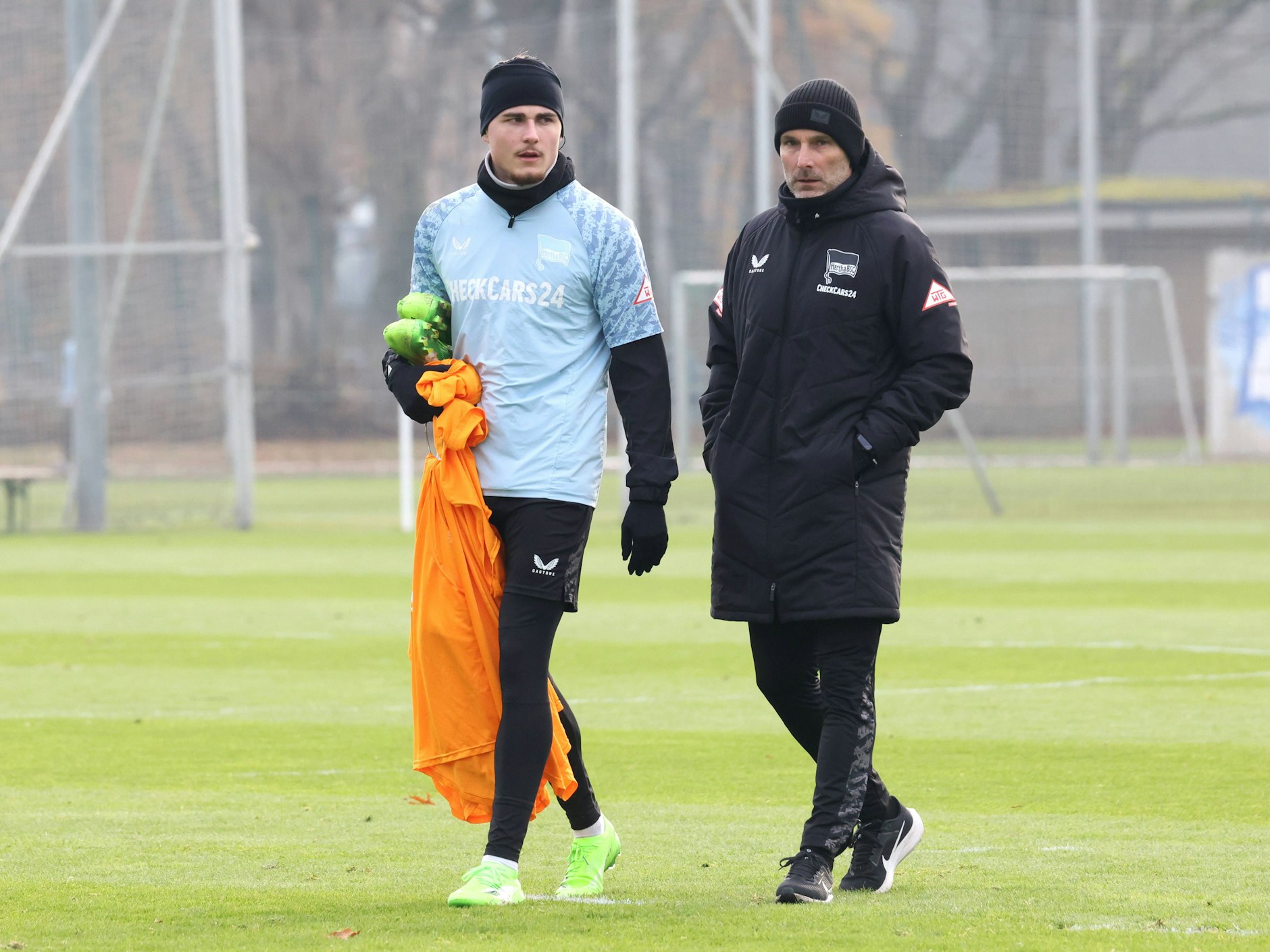Hertha-Trainer Stefan Leitl im Gespräch mit Flügelflitzer Marten Winkler.