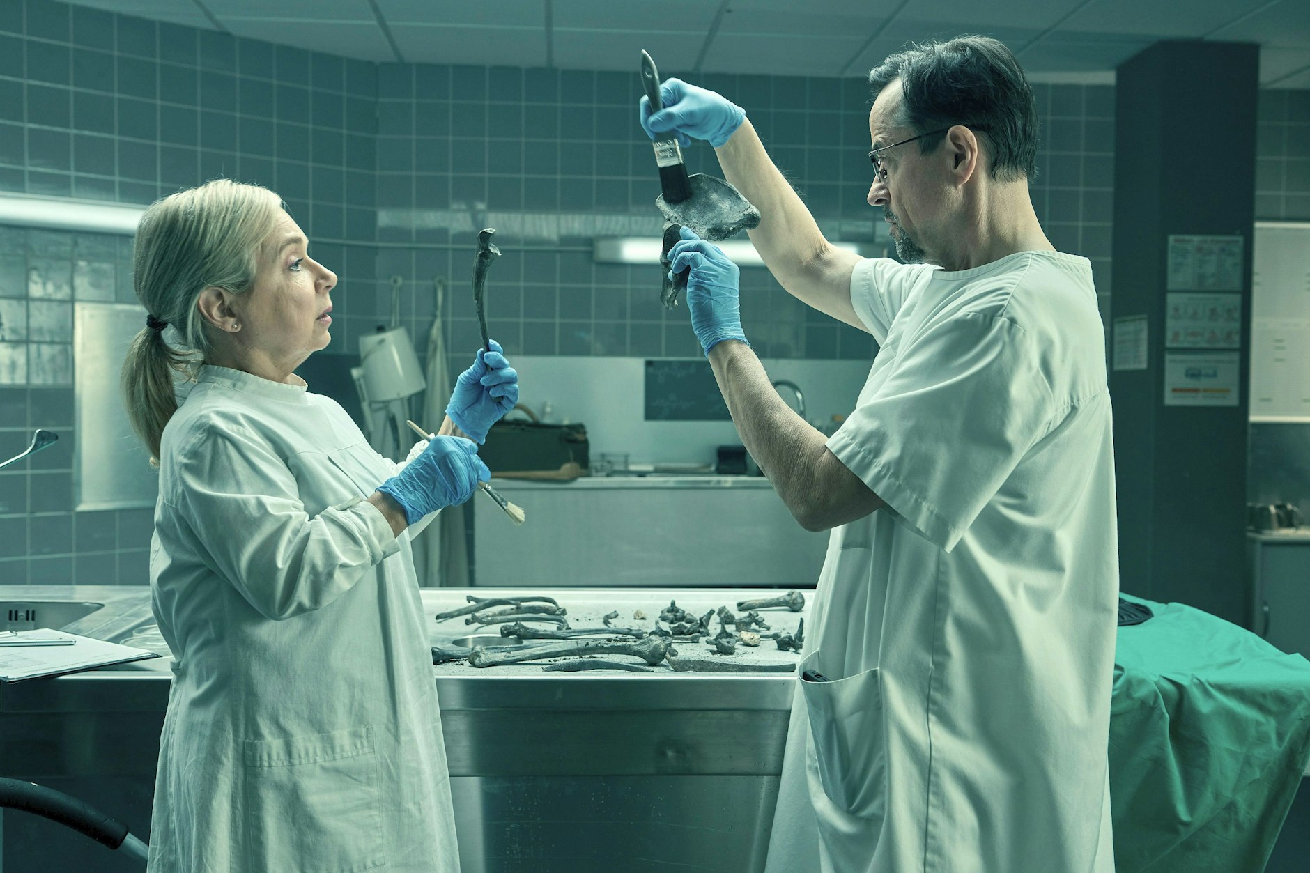 Professor Boerne (Jan Josef Liefers, r.) und Silke Haller (ChrisTine Urspruch, l.) müssen Familiengeheimnissen auf den Grund gehen.