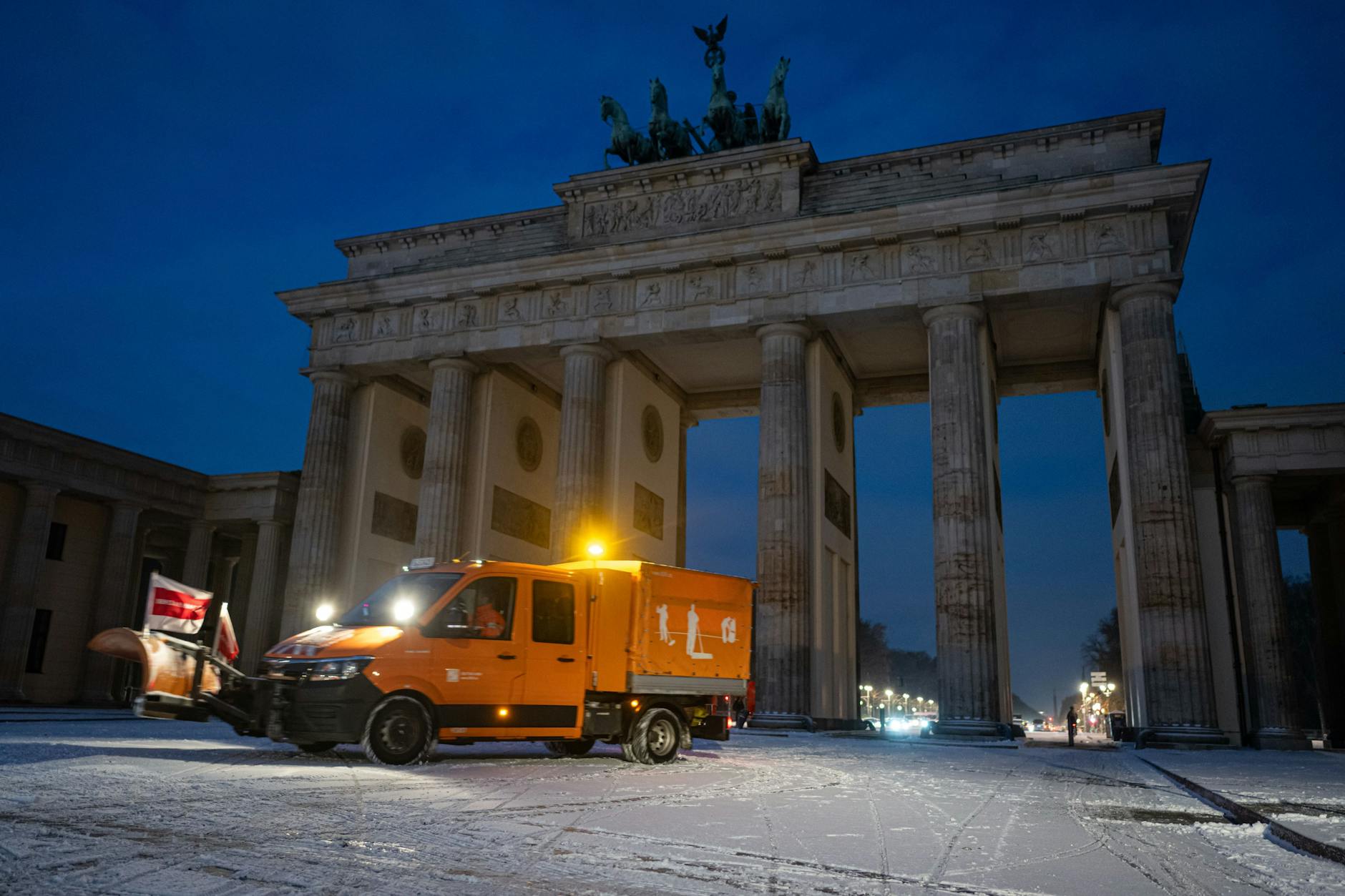 Im November schaute der Winter schon mal kurz in Berlin vorbei. Sogar mit Schneefall vor dem Brandenburger Tor.