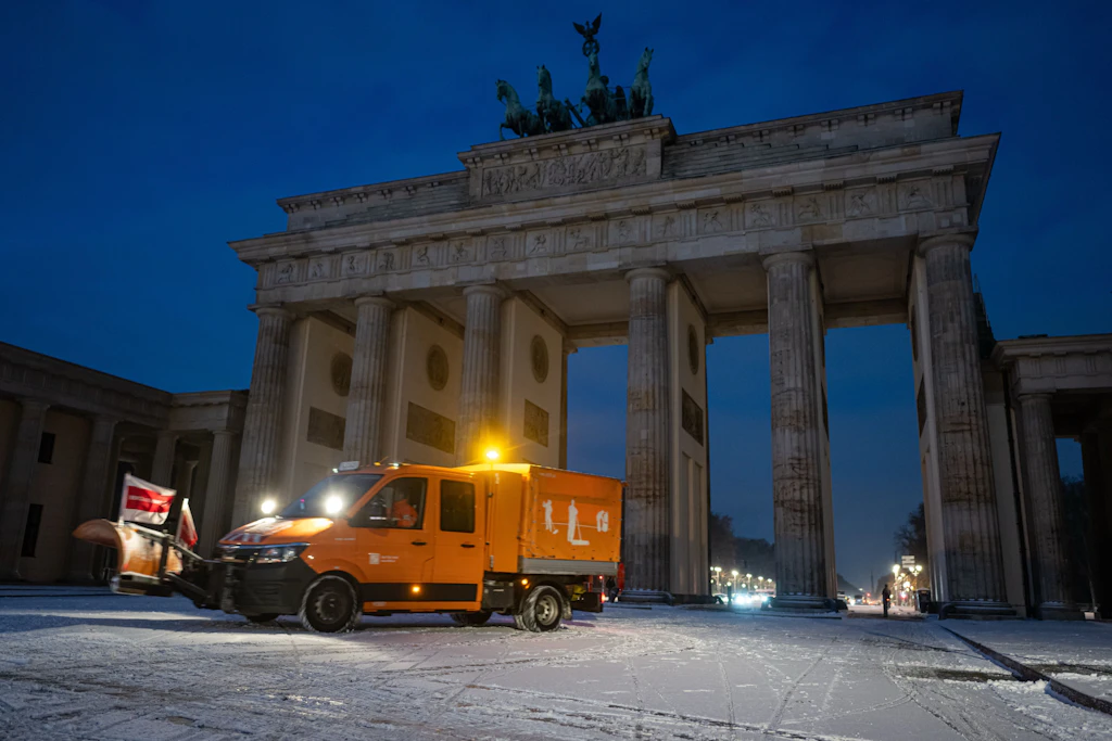 Im November schaute der Winter schon mal kurz in Berlin vorbei. Sogar mit Schneefall vor dem Brandenburger Tor. 