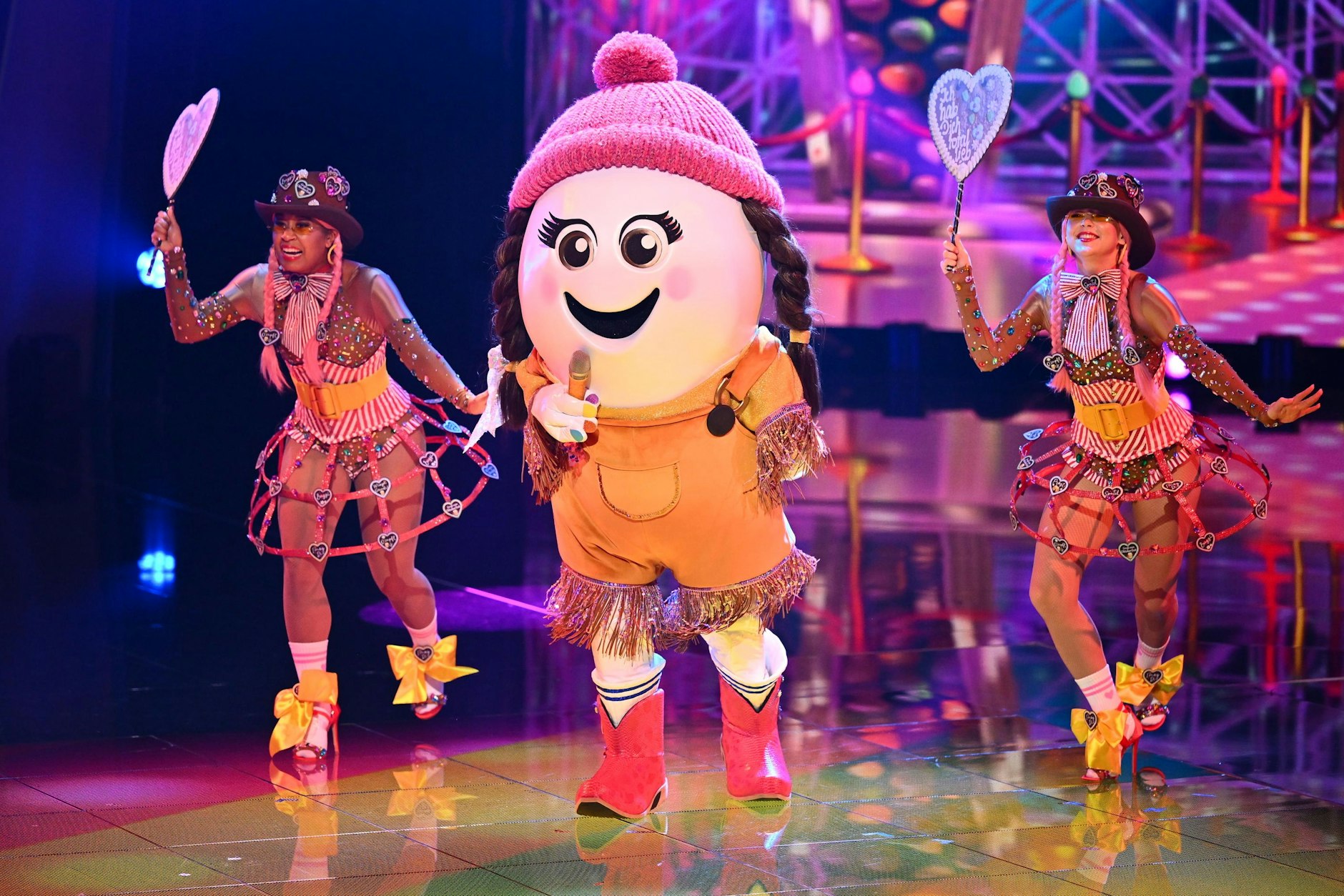 Das Ei Eggi auf der Bühne von „Masked Singer“. Bisher glaubten alle, dass Collien Ulmen im Kostüm steckt. Doch inzwischen hat sich der Wind gedreht.