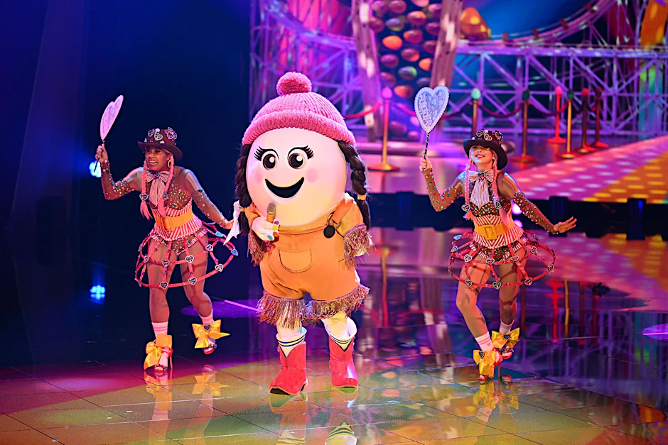 Das Ei Eggi auf der Bühne von „Masked Singer“. Bisher glaubten alle, dass Collien Ulmen im Kostüm steckt. Doch inzwischen hat sich der Wind gedreht.