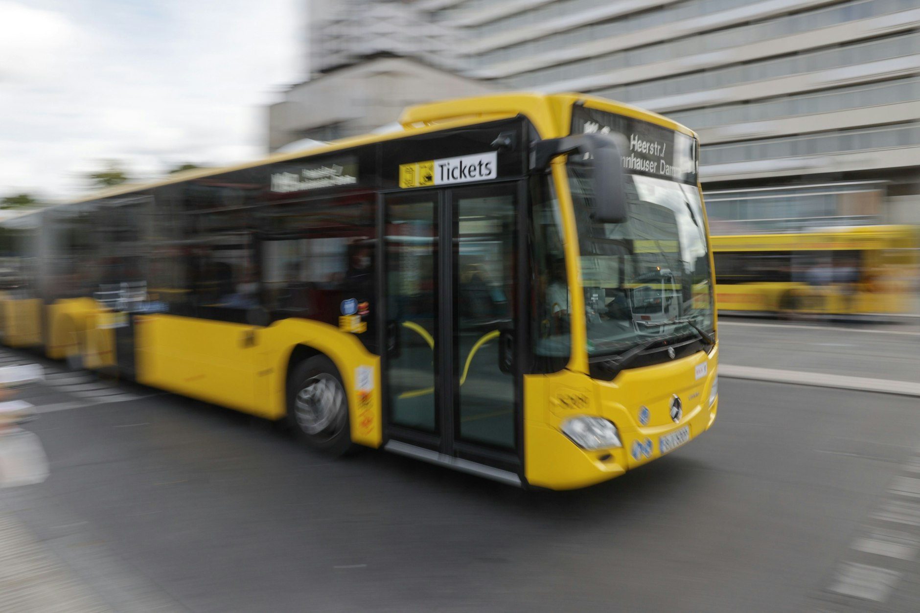 Schlimmer Crash mit BVG-Bus in Berlin: Zehn Menschen verletzt!