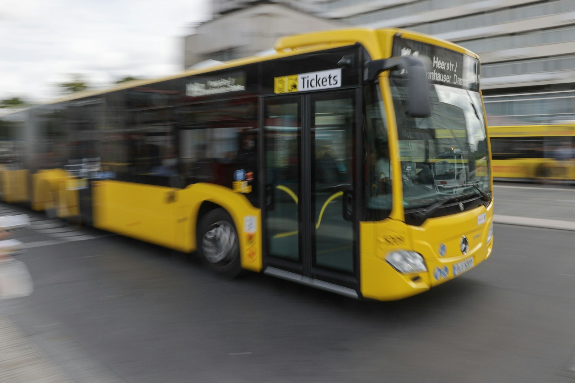 Auch BVG-Busse werden immer wieder in Unfälle auf Berlins Straßen verwickelt. Am Samstag kam es zu einem Crash in Lankwitz.