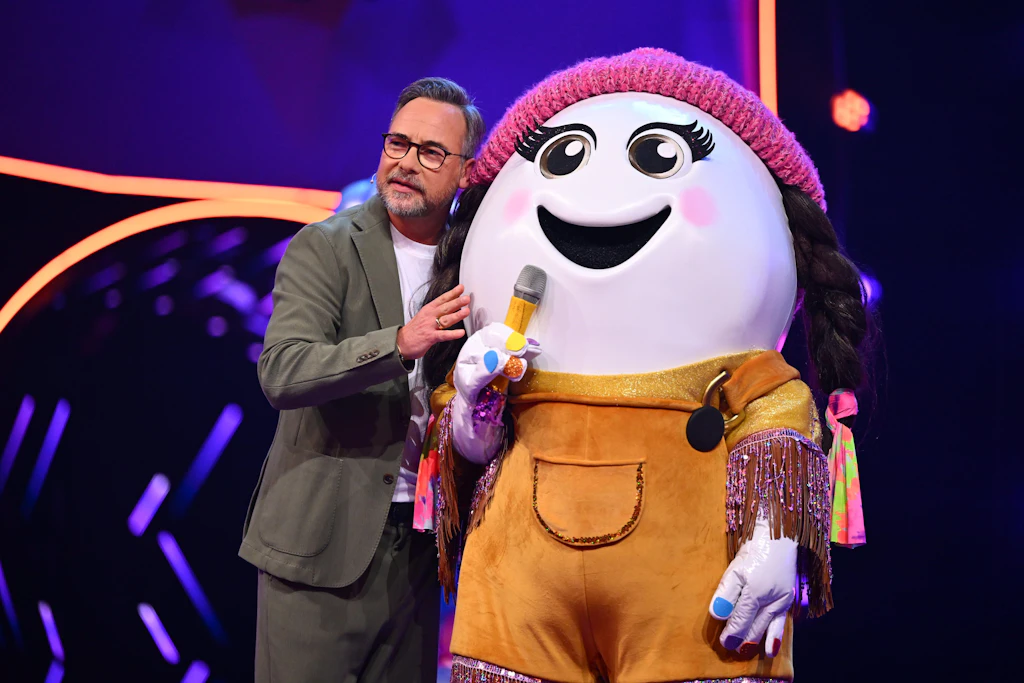 Das Ei Eggi auf der Bühne von „Masked Singer“, zusammen mit Moderator Matthias Opdenhövel. Er weiß genau, wer sich unter der Maske versteckt.