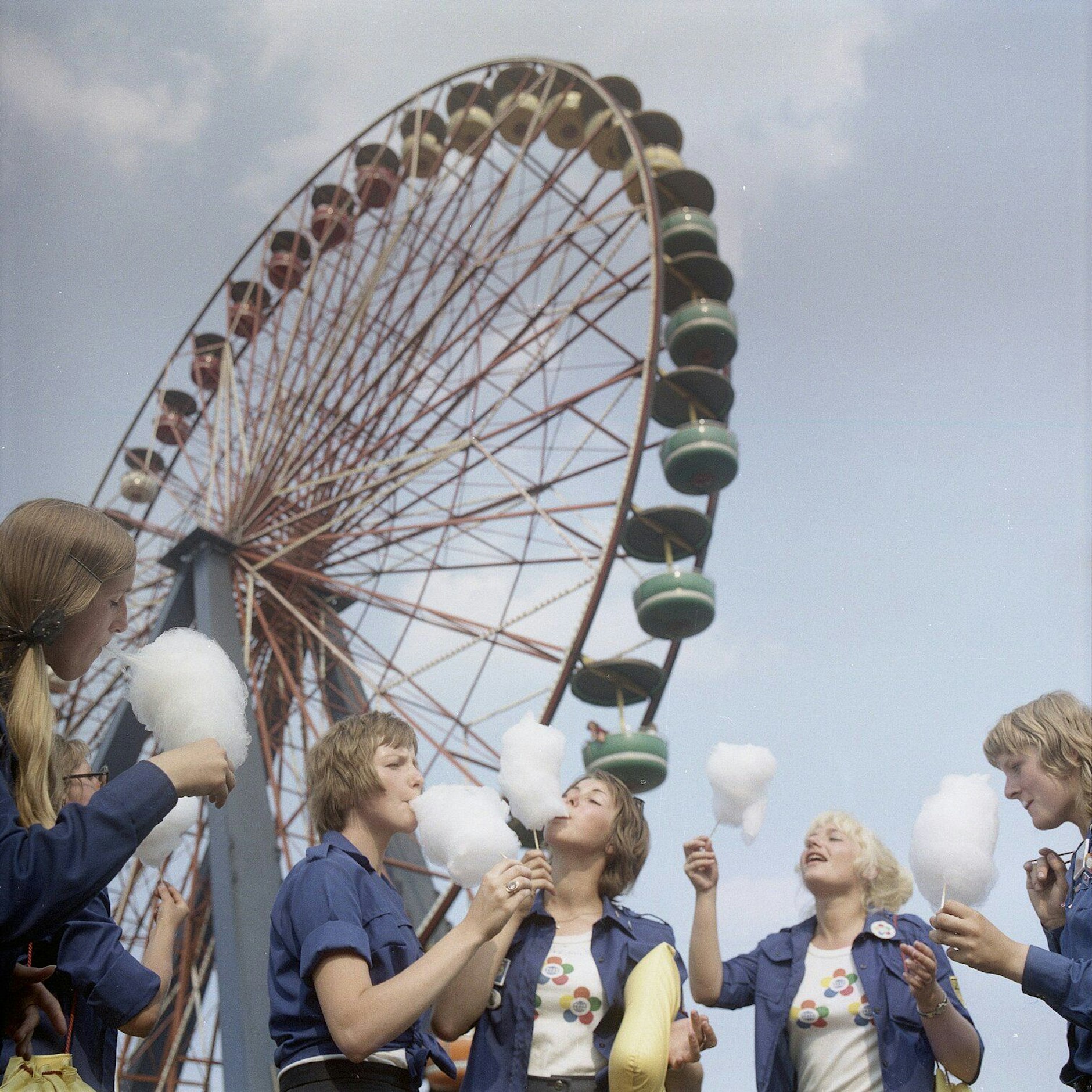 Am ersten Riesenrad im Kulturpark im Plänterwald hingen noch runde Gondeln. So sollen auch die neuen Gondeln am Riesenrad im Spreepark aussehen. Hier ein Bild, das auch bei einer Ausstellung im Eierhäuschen an vergangene Zeiten erinnerte.