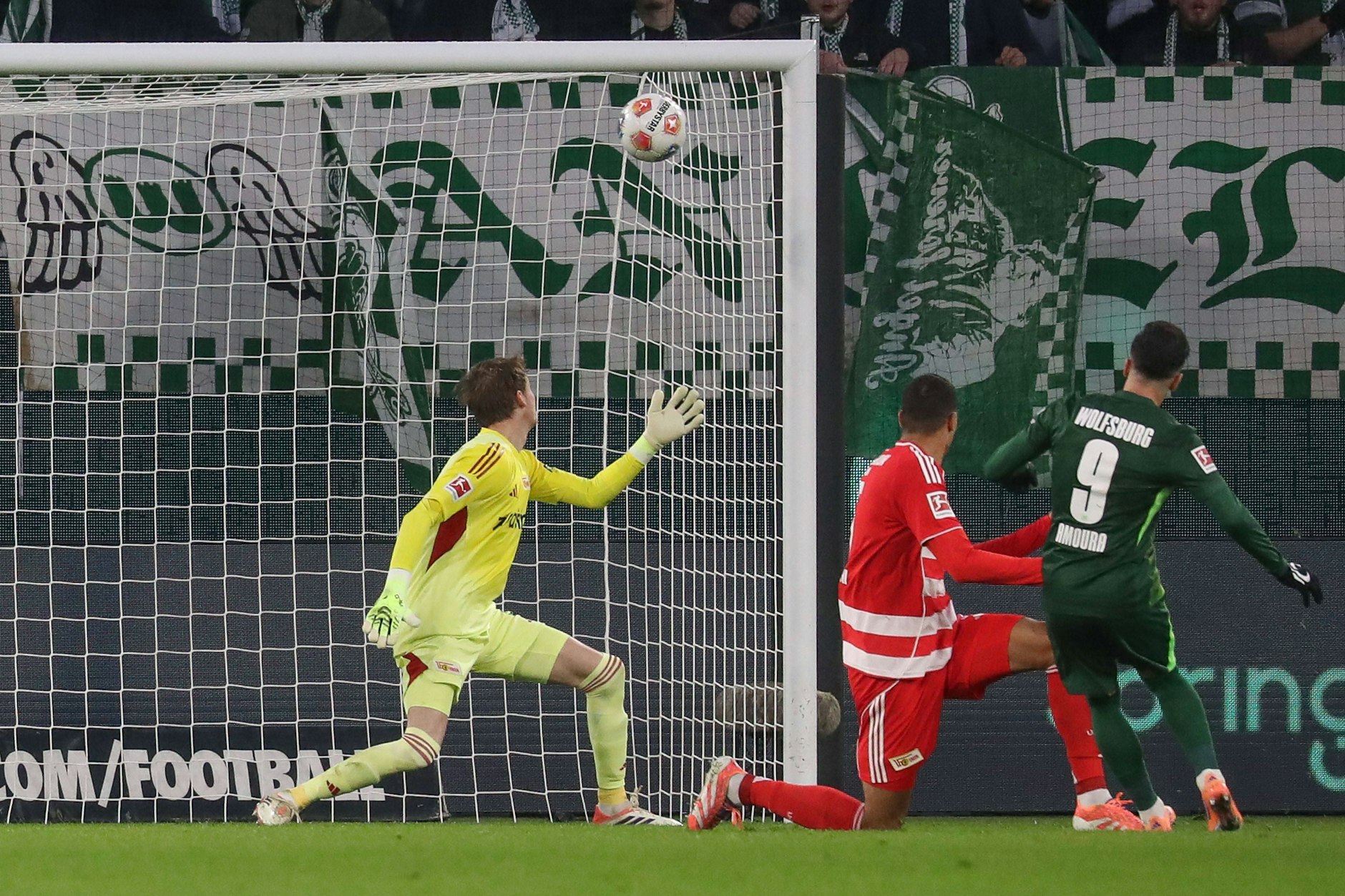 Mohammed Amoura trifft für den VfL Wolfsburg zum 2:0. Union-Torwart Fredrik Rönnow kann dem Ball nur hinterher schauen.