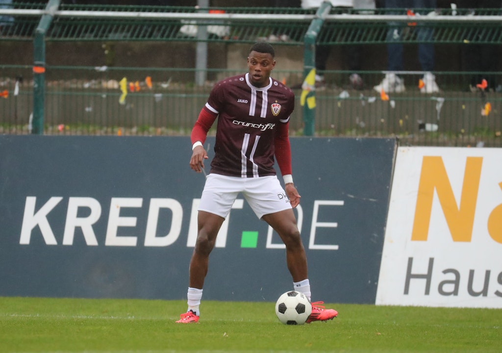 Knie-Schock-beim-BFC-Neves-mit-Trage-vom-Platz-runter