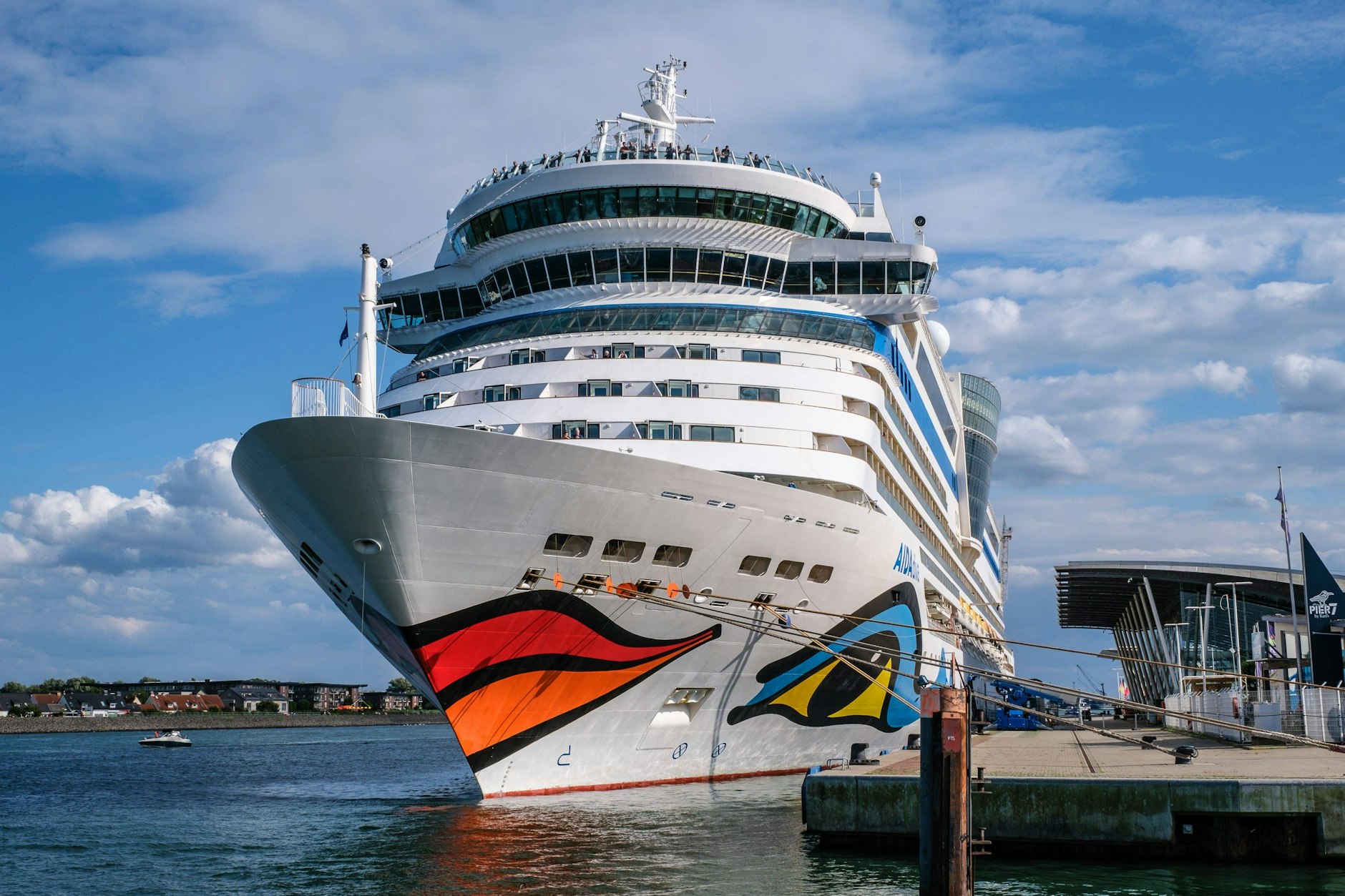 Die Aida Diva am Hafen von Warnemünde. Das Schiff ist gerade auf Weltreise, doch an Bord hält ein Norovirus-Ausbruch die Passagiere in Schach.