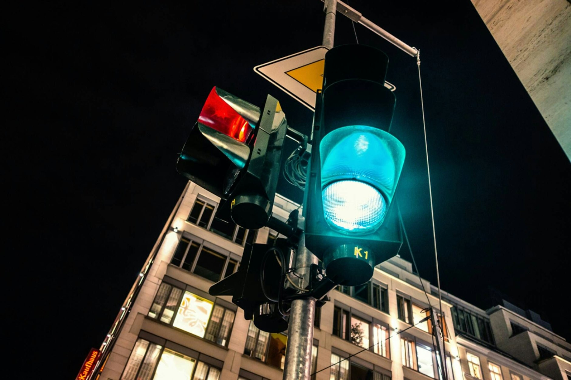 An einer Ampel kam es in Köpenick zum Crash - ein Autofahrer hatte Grün, ein Junge (12) überquerte bei Rot die Straße.