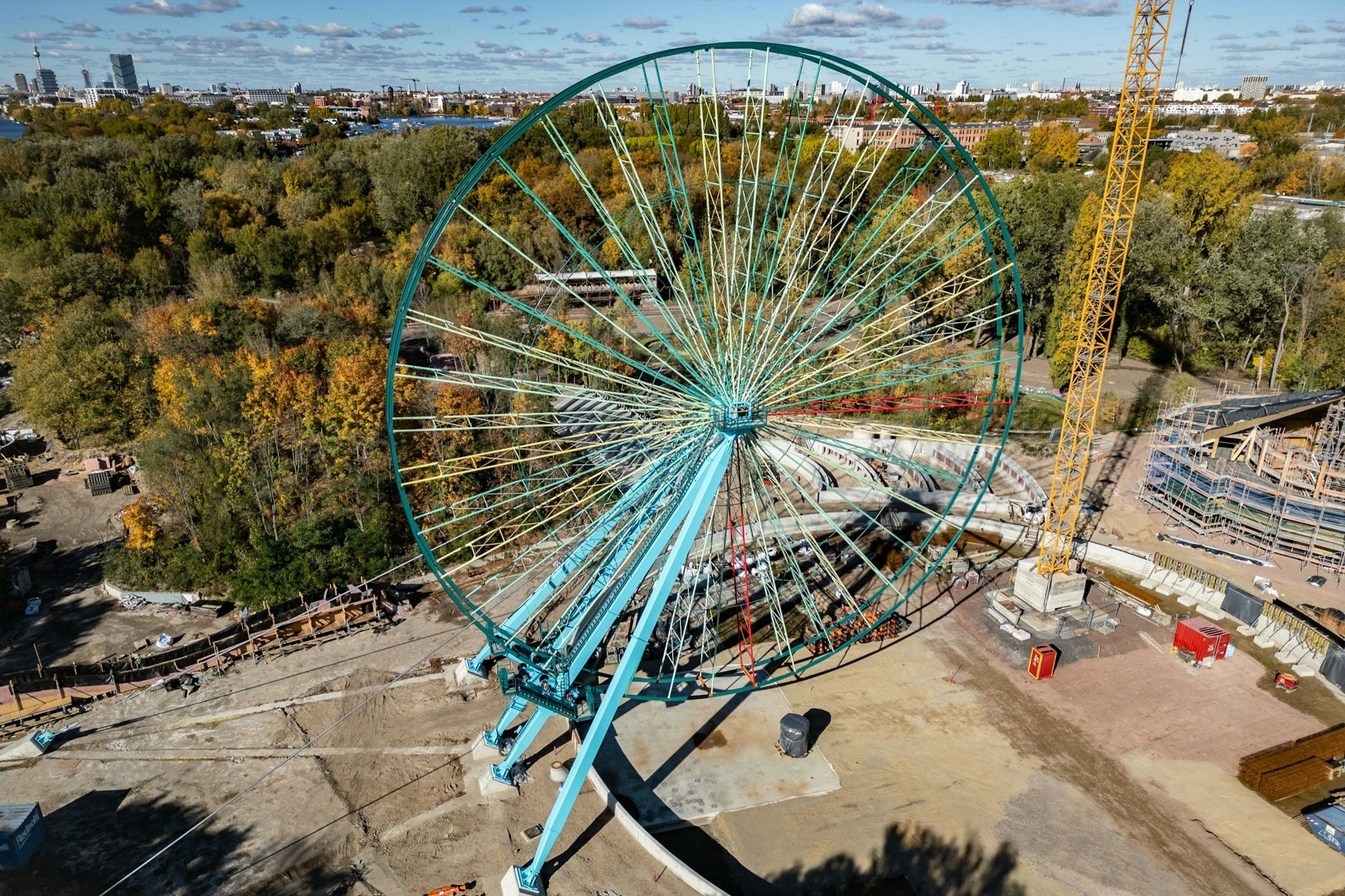 Bereits Mitte Oktober wurde der riesige Radkranz für das Riesenrad im Spreepark nach und nach aufgebaut.